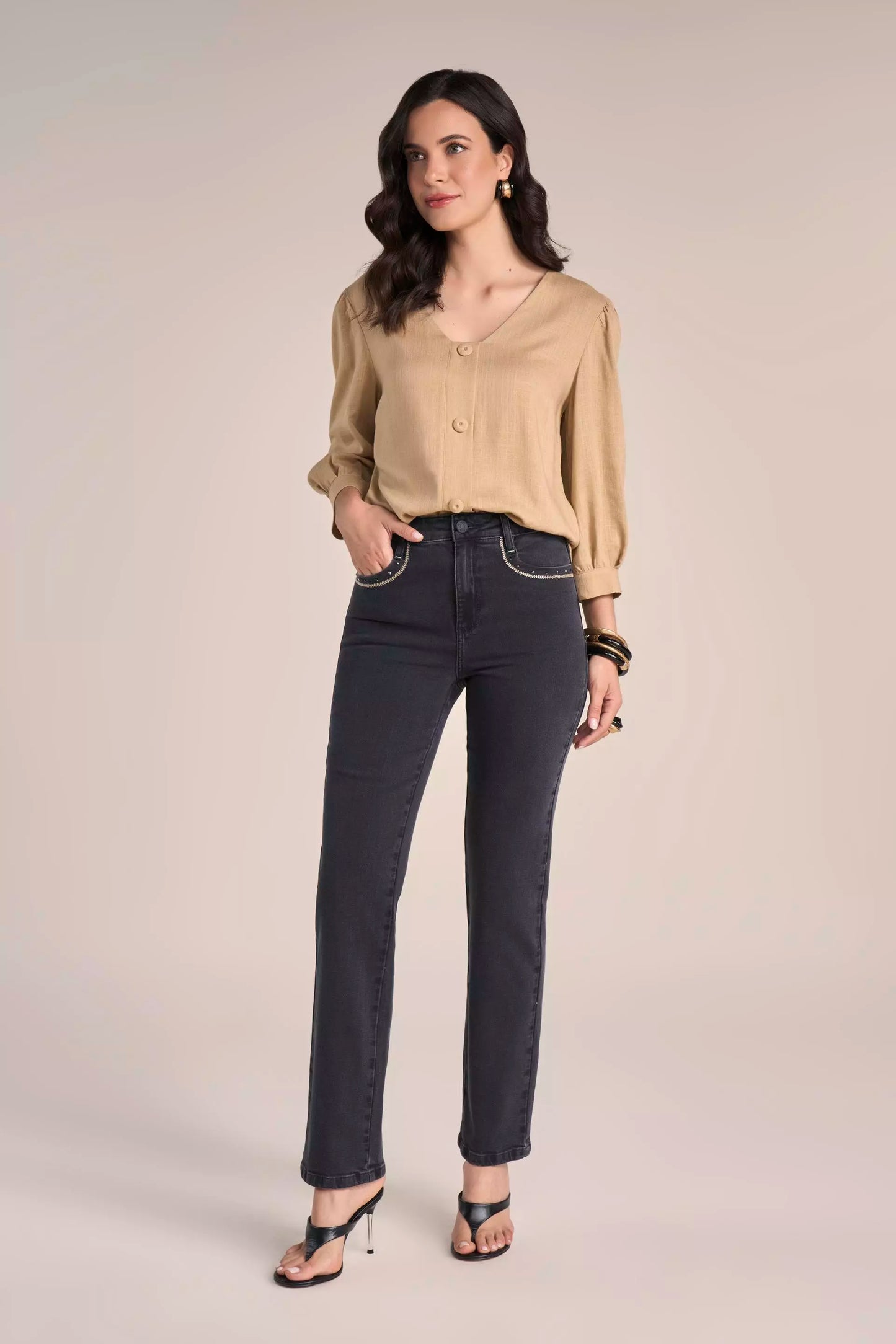 Calça Jeans Black Reta Cintura Intermediária com Bordado e Cristais