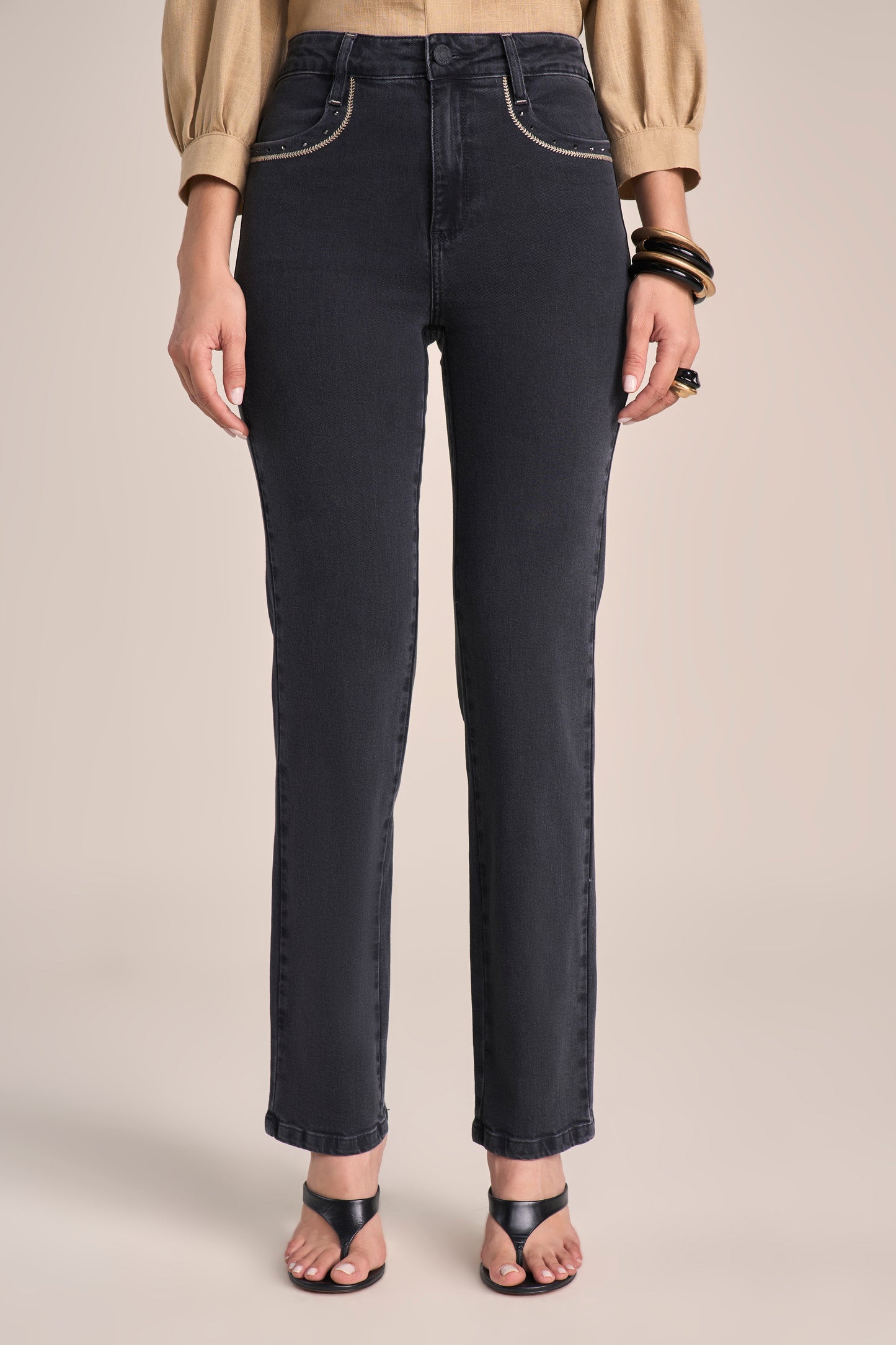 Calça Jeans Black Reta Cintura Intermediária com Bordado e Cristais
