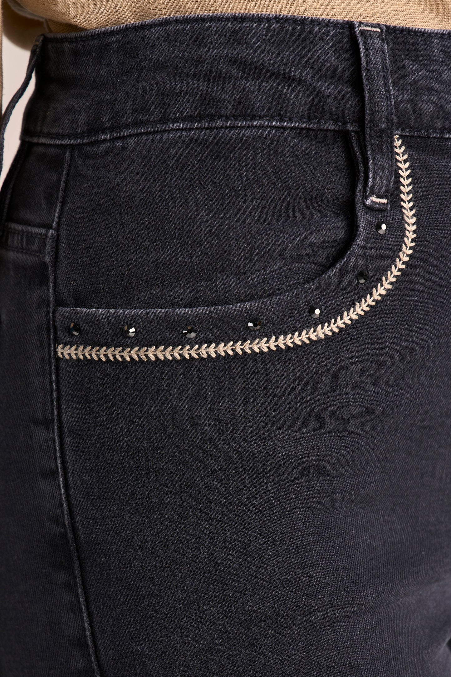 Calça Jeans Black Reta Cintura Intermediária com Bordado e Cristais