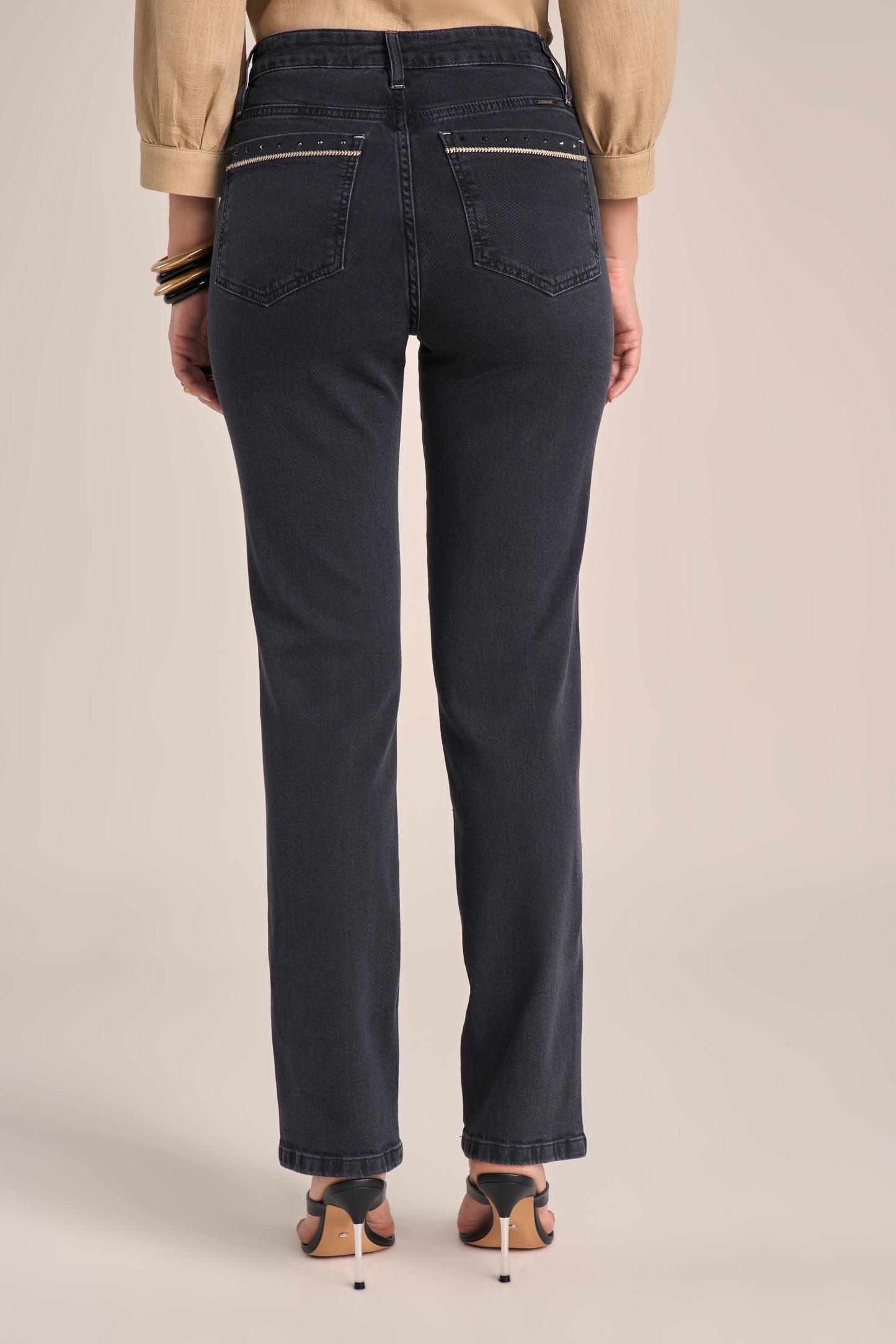 Calça Jeans Black Reta Cintura Intermediária com Bordado e Cristais