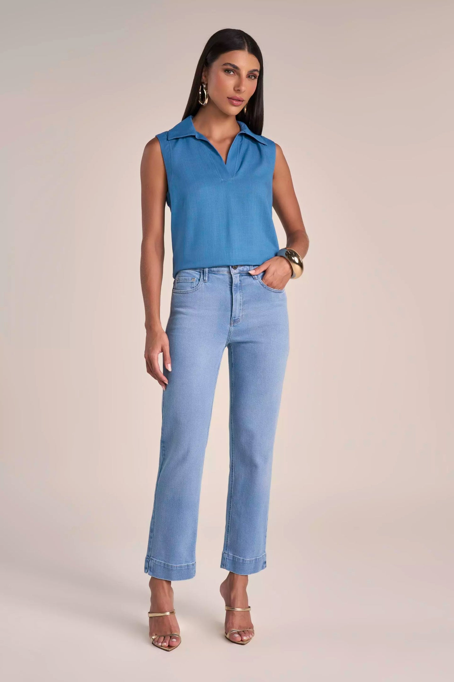 Calça Jeans Reta Curta Cintura Intermediária com Abertura