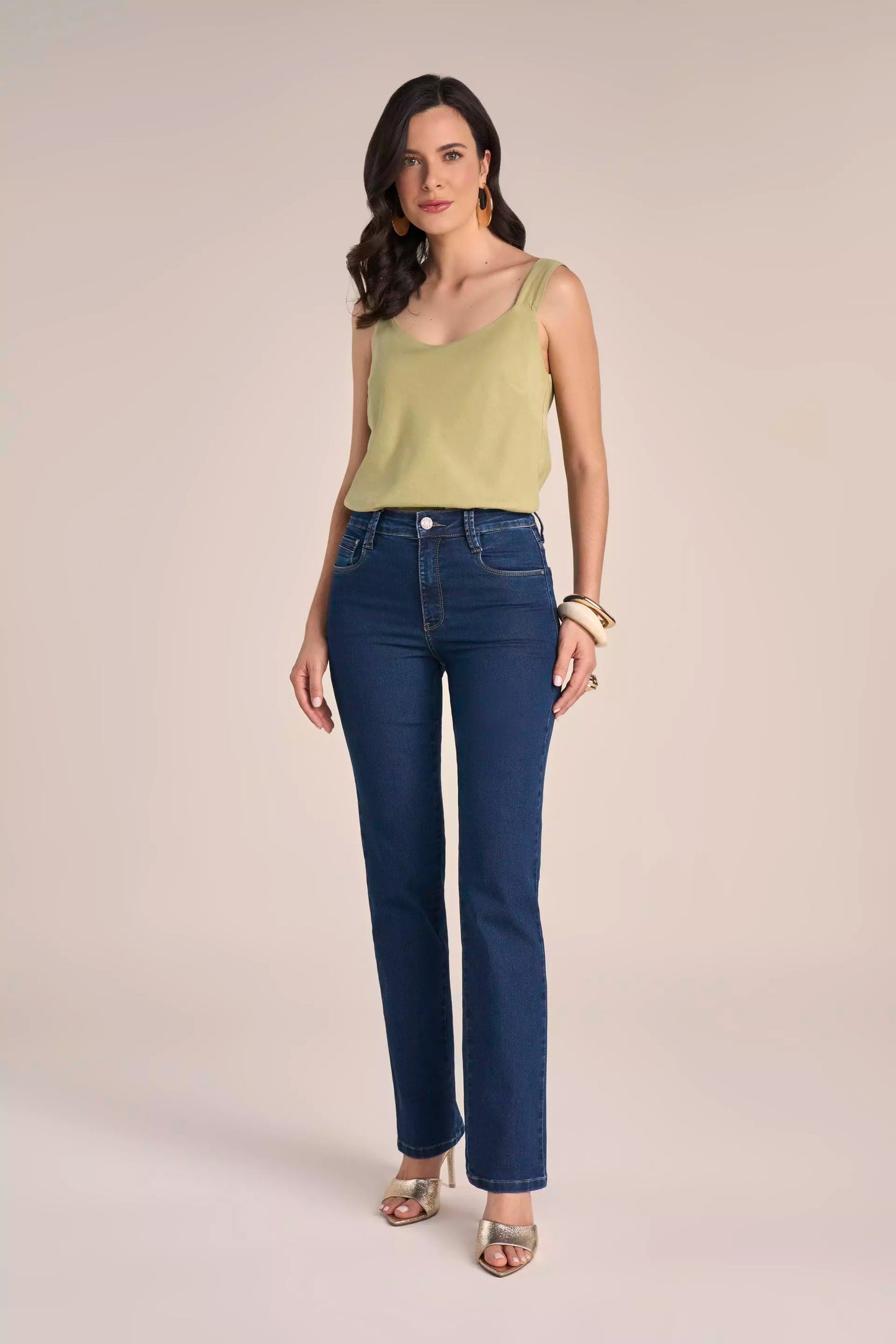 Calça Jeans Reta Cintura Intermediária com Detalhe nos Bolsos