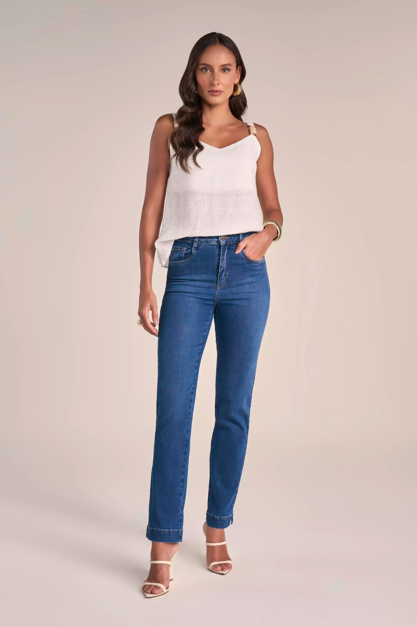 Calça Jeans Reta Cintura Intermediária com Bordado