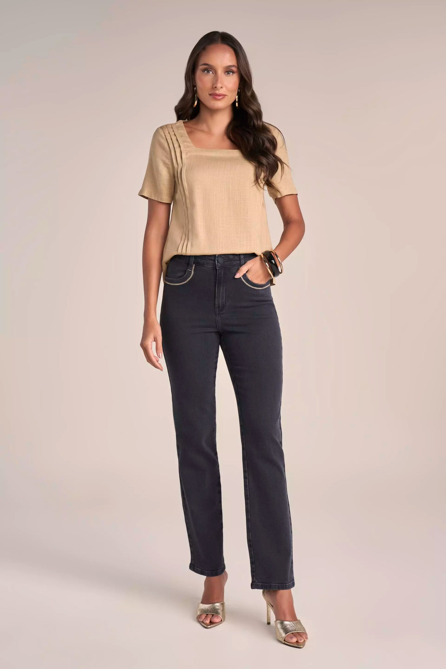 Calça Jeans Black Reta Cintura Intermediária com Bordado