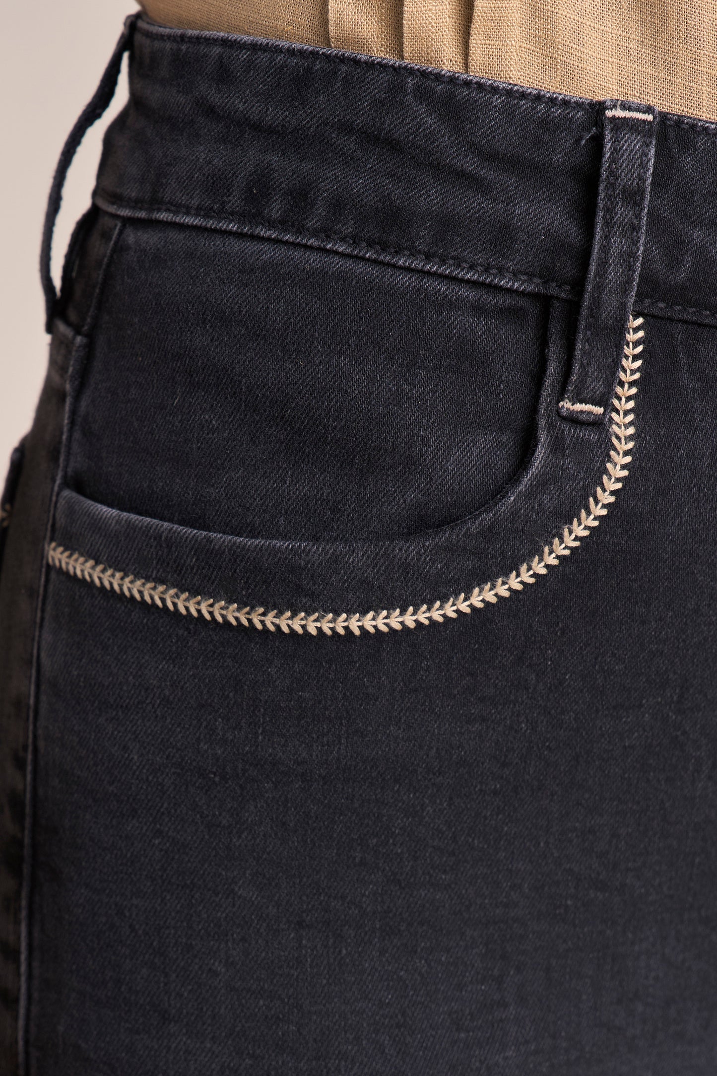 Calça Jeans Black Reta Cintura Intermediária com Bordado