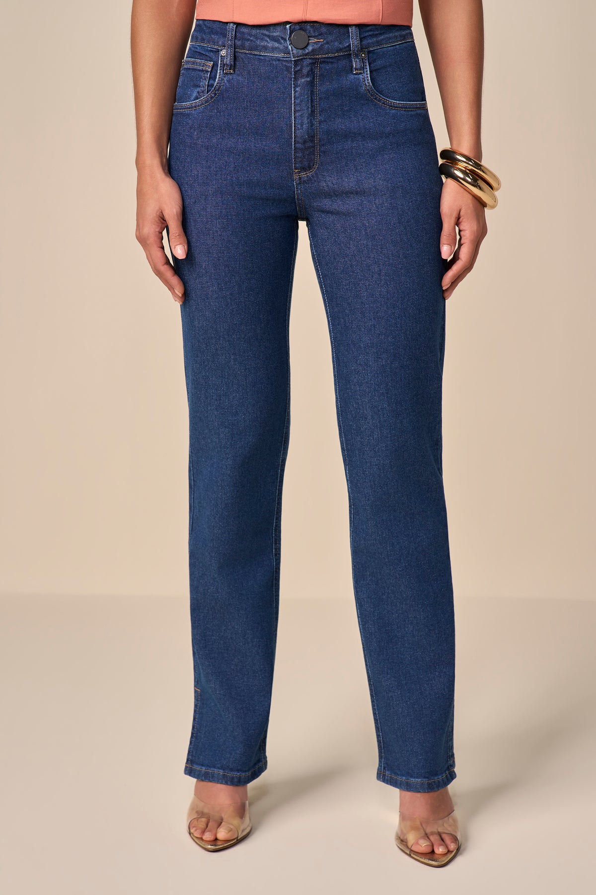 calça jeans reta cintura intermediária com abertura e cristais