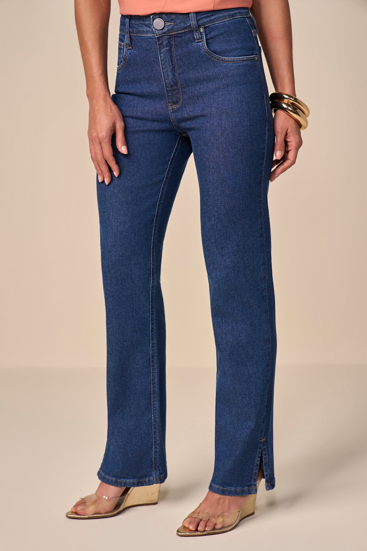 calça jeans reta cintura intermediária com abertura e cristais