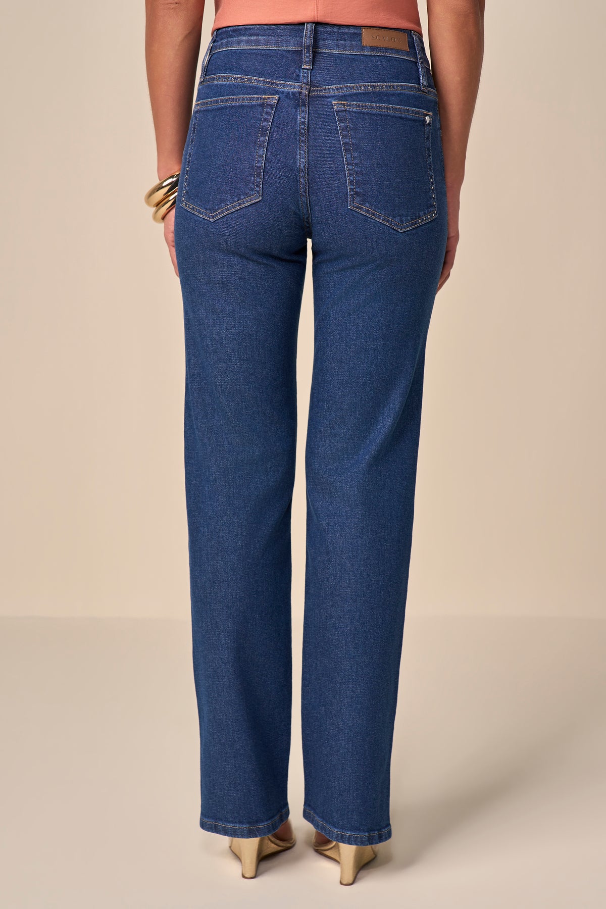 calça jeans reta cintura intermediária com abertura e cristais