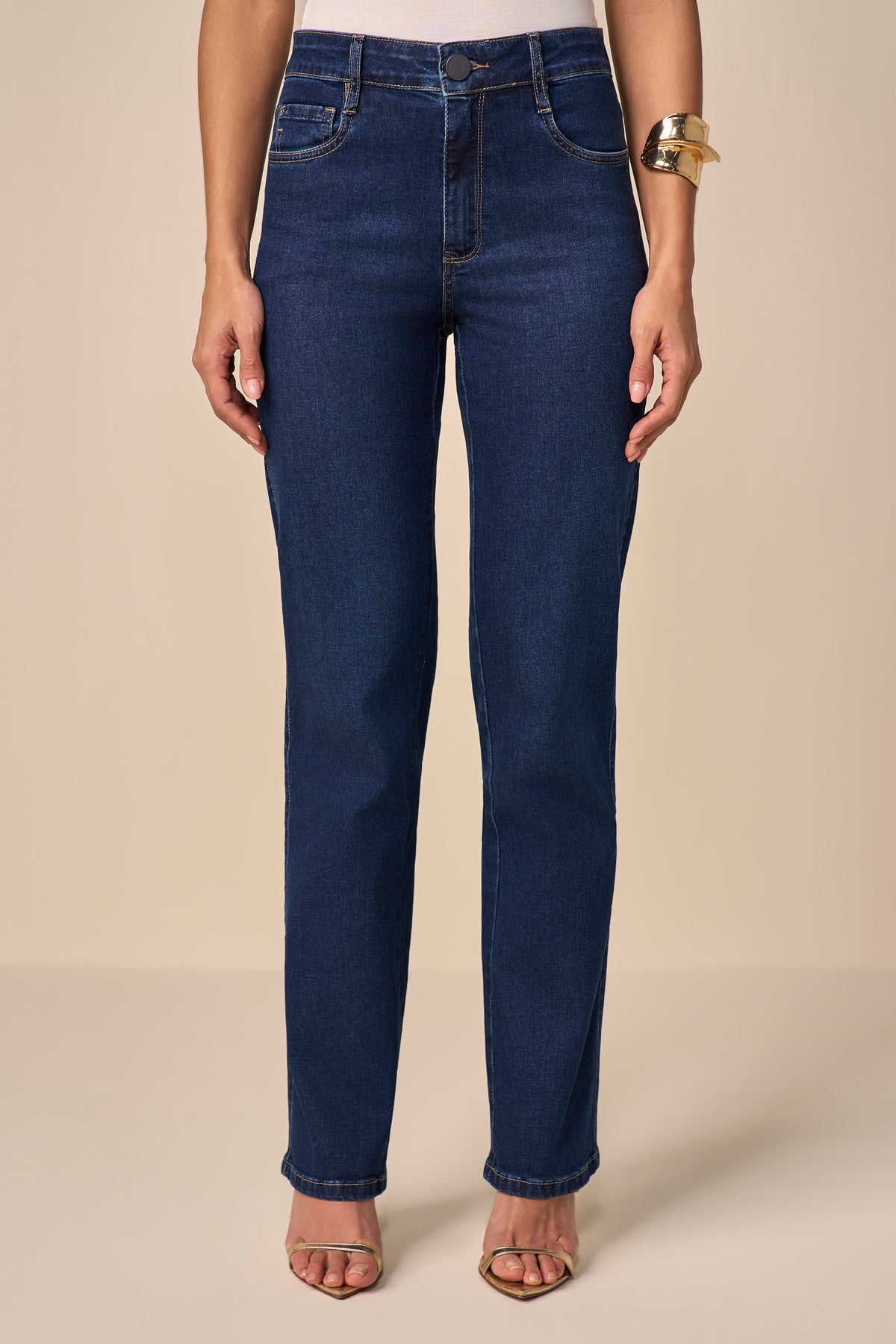 calça jeans reta cintura intermediária com cristais