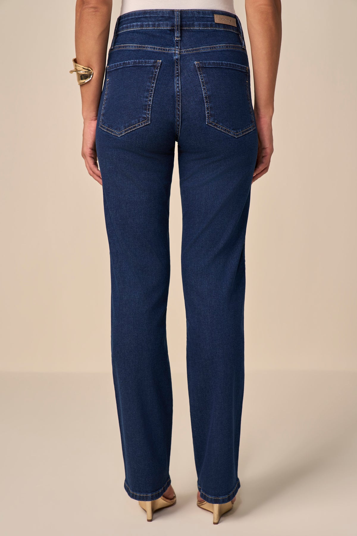 calça jeans reta cintura intermediária com cristais