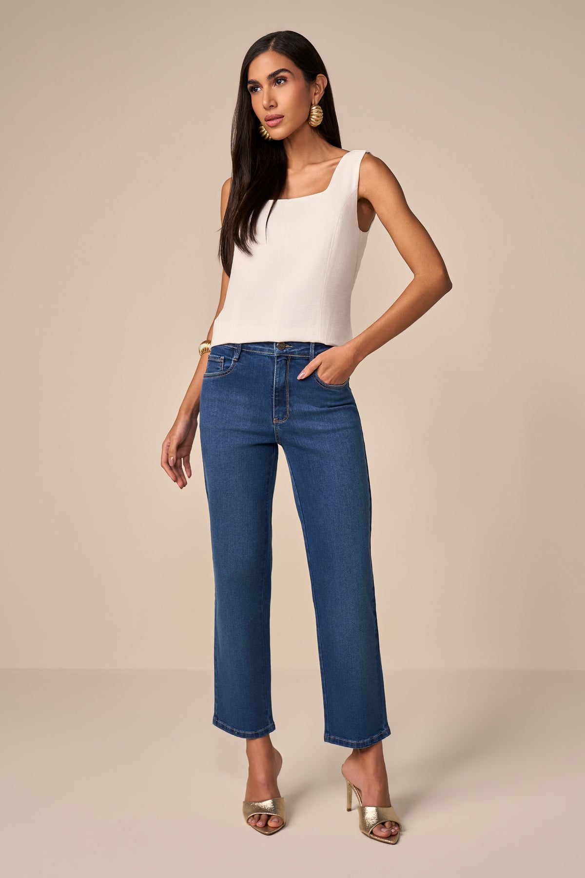 calça jeans reta cintura intermediária com abertura e cristais
