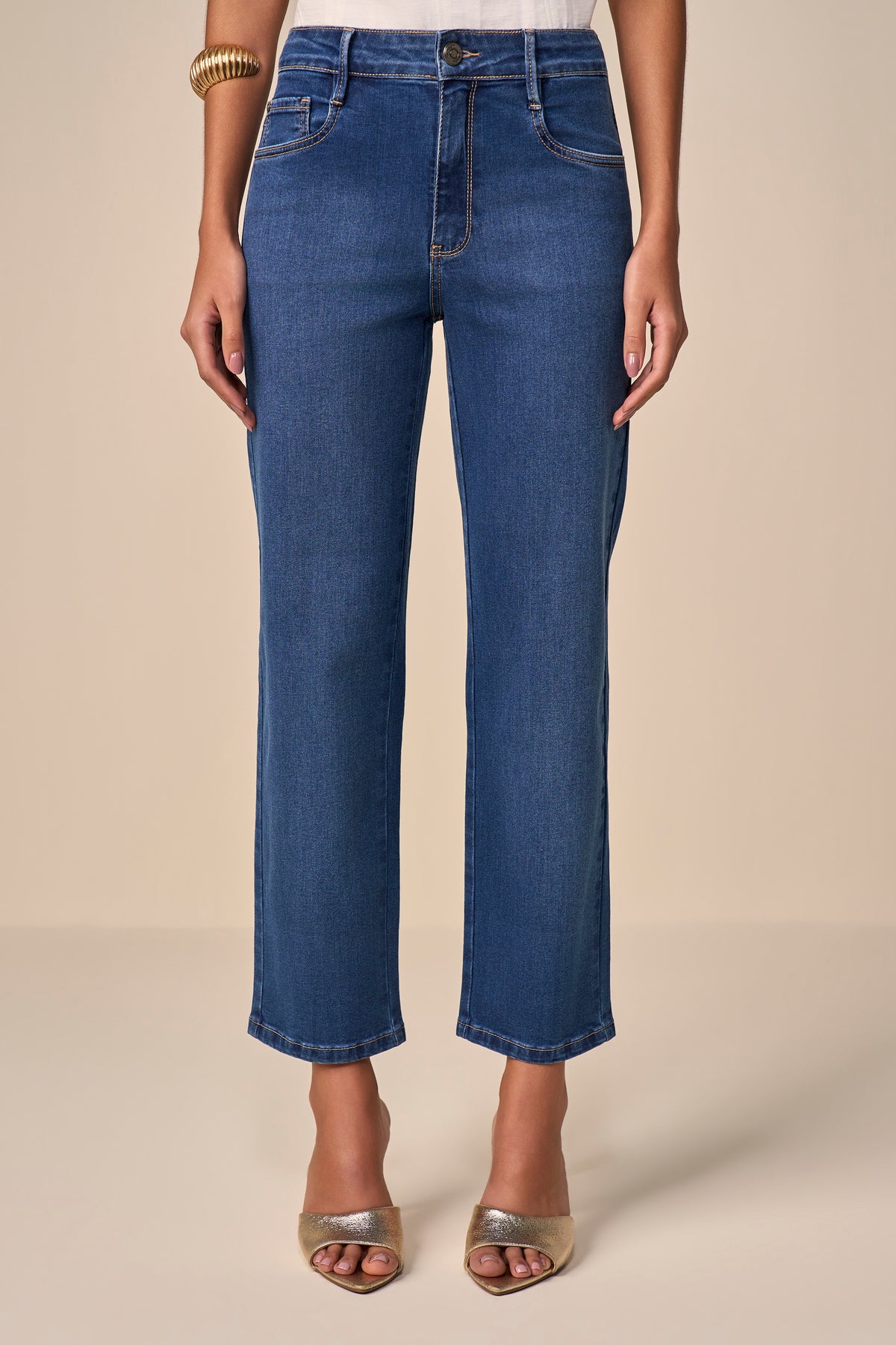 calça jeans reta cintura intermediária com abertura e cristais