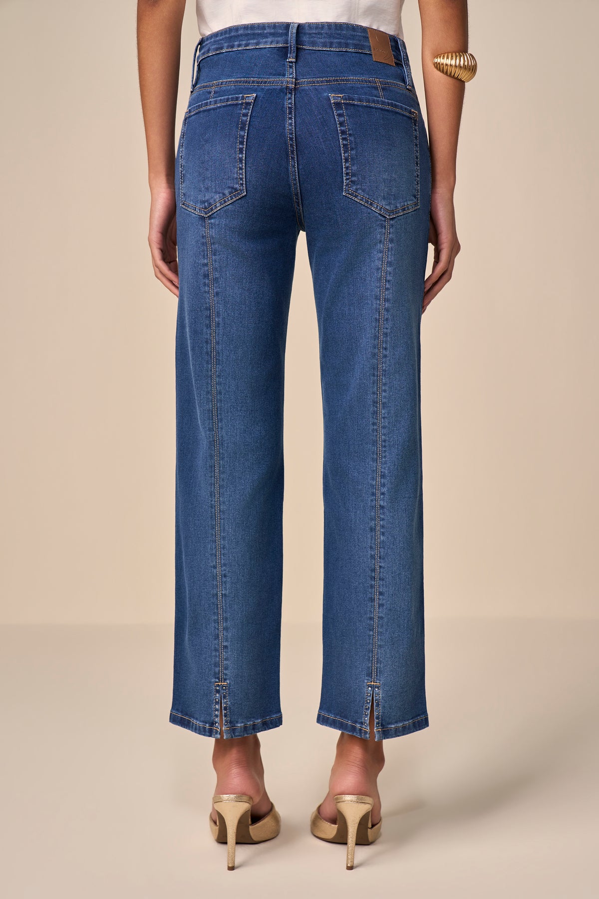 calça jeans reta cintura intermediária com abertura e cristais