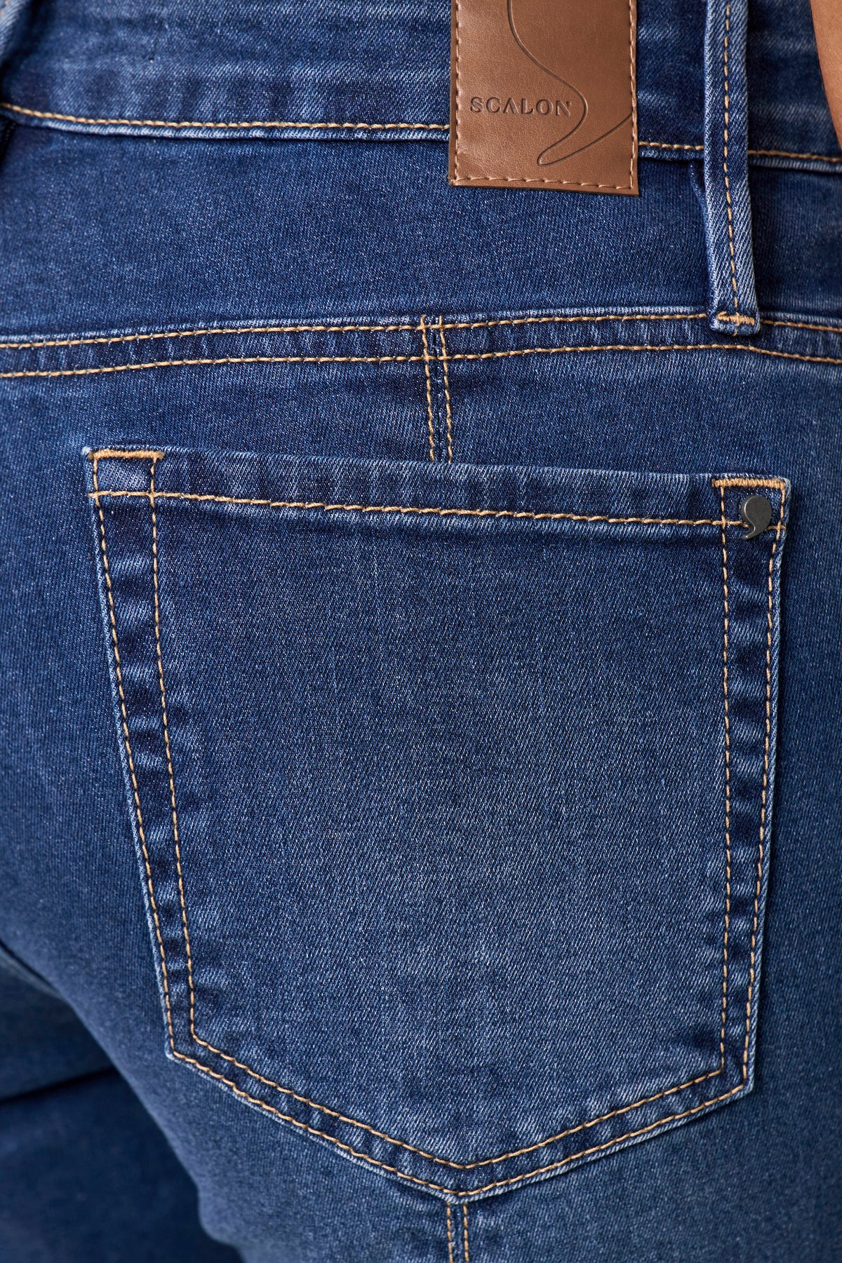 calça jeans reta cintura intermediária com abertura e cristais