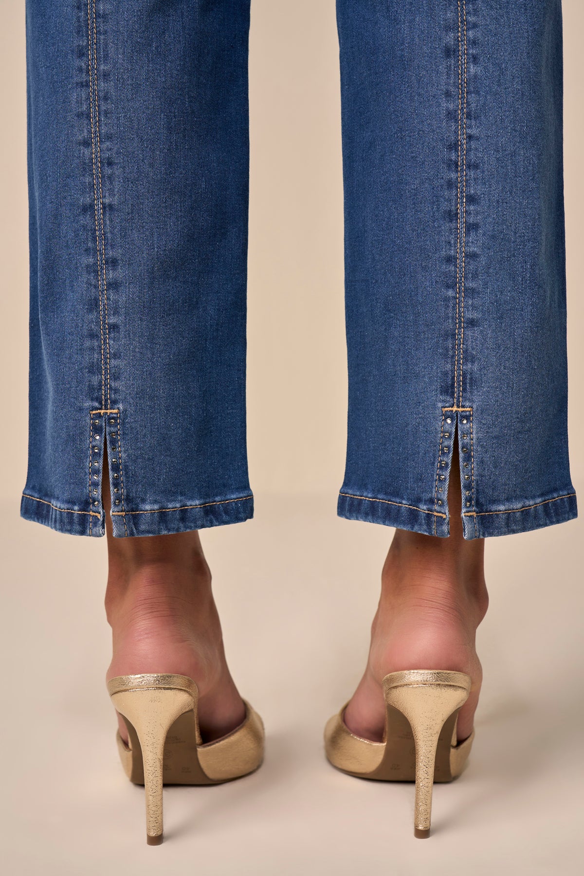 calça jeans reta cintura intermediária com abertura e cristais