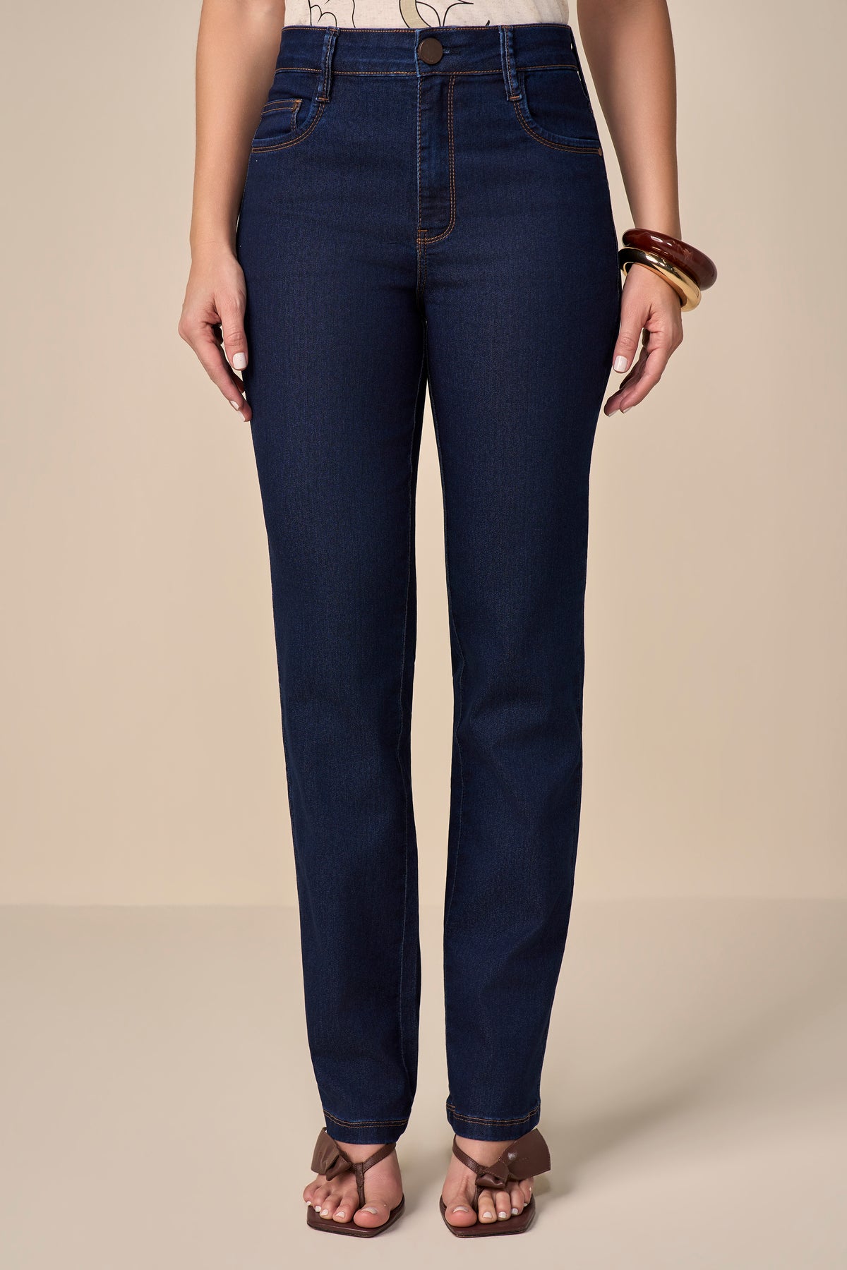 calça jeans reta cintura intermediária tradicional