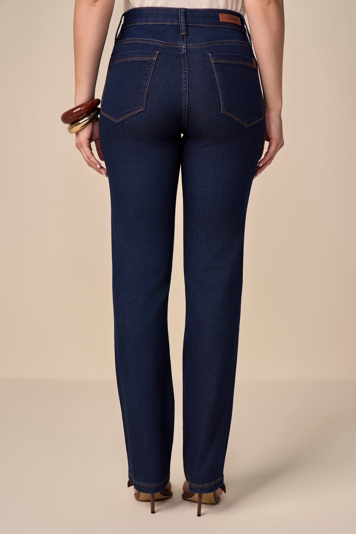 calça jeans reta cintura intermediária tradicional