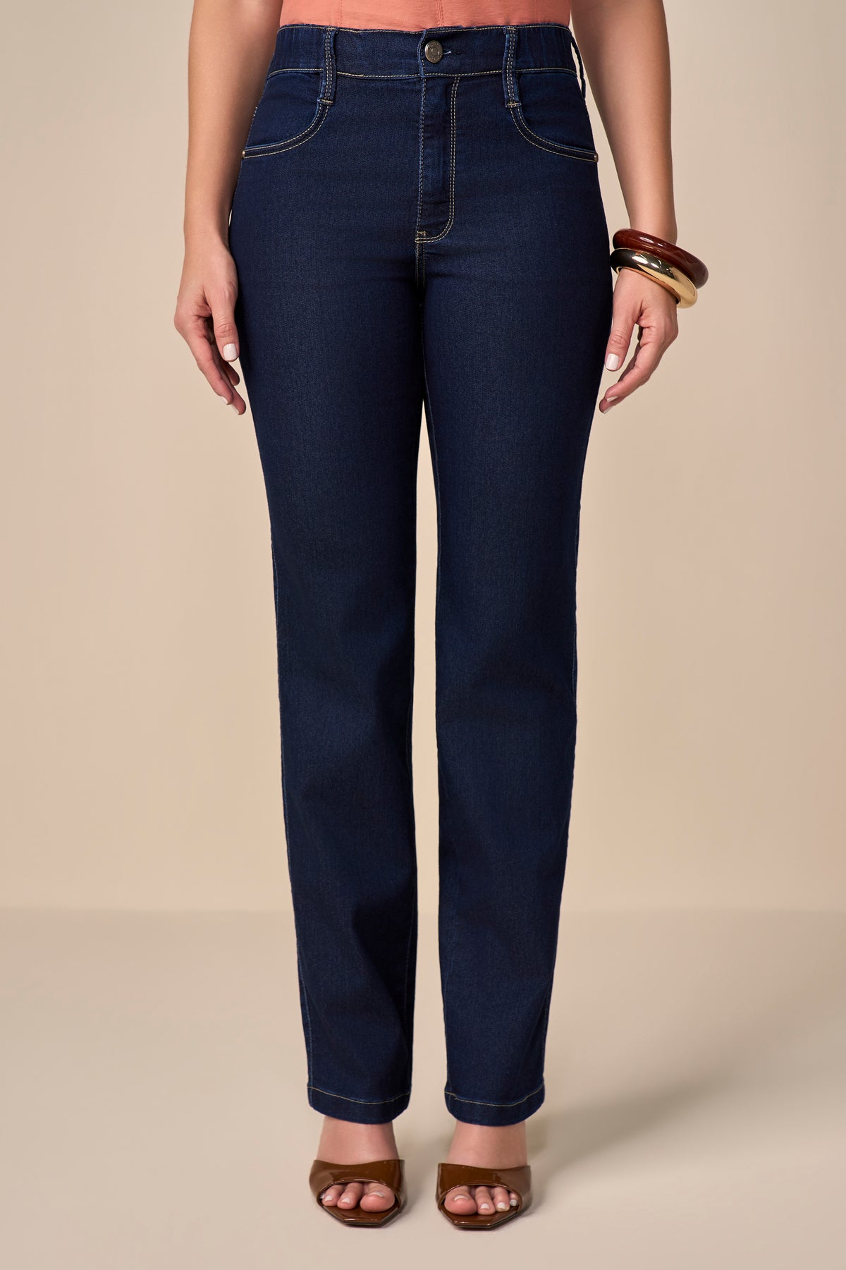 calça jeans reta cintura intermediária cós de elástico