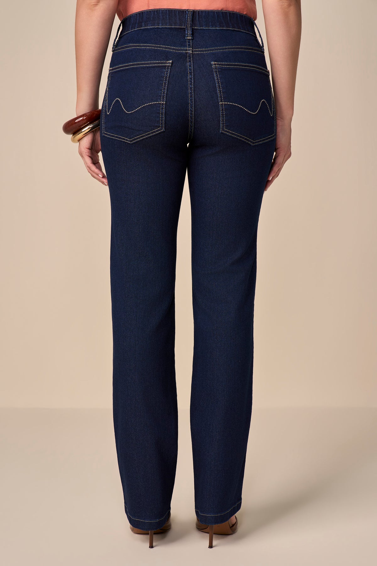 calça jeans reta cintura intermediária cós de elástico