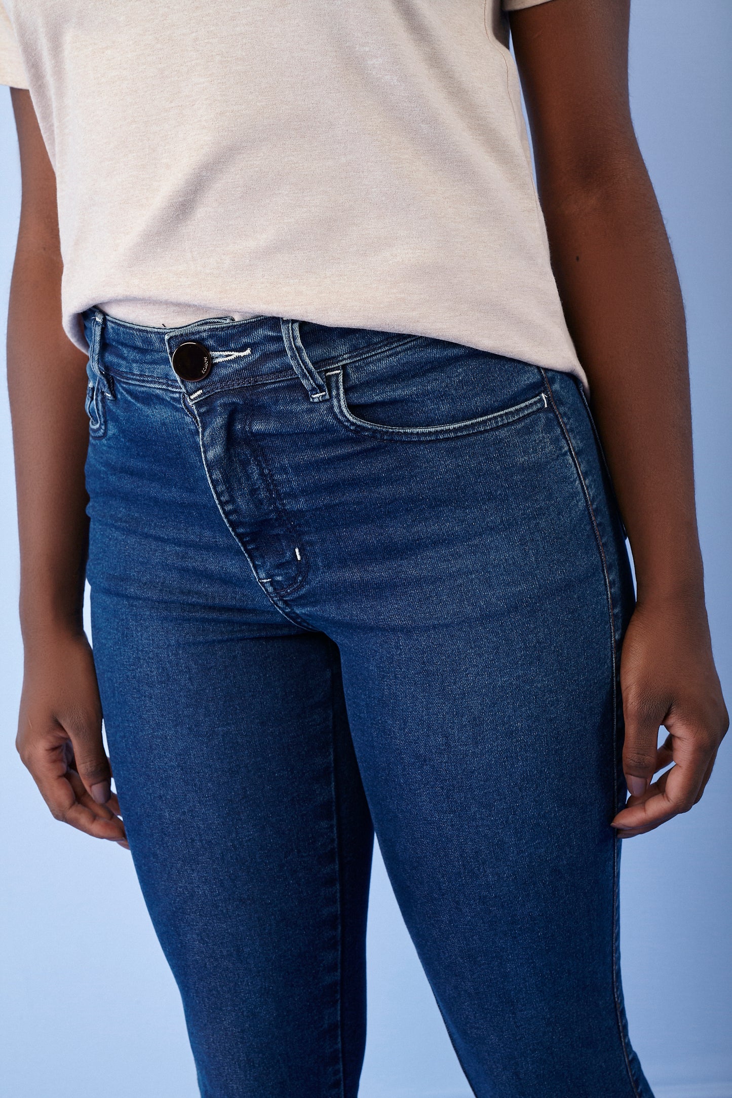 calça jeans cropped cintura intermediária com pespontos café