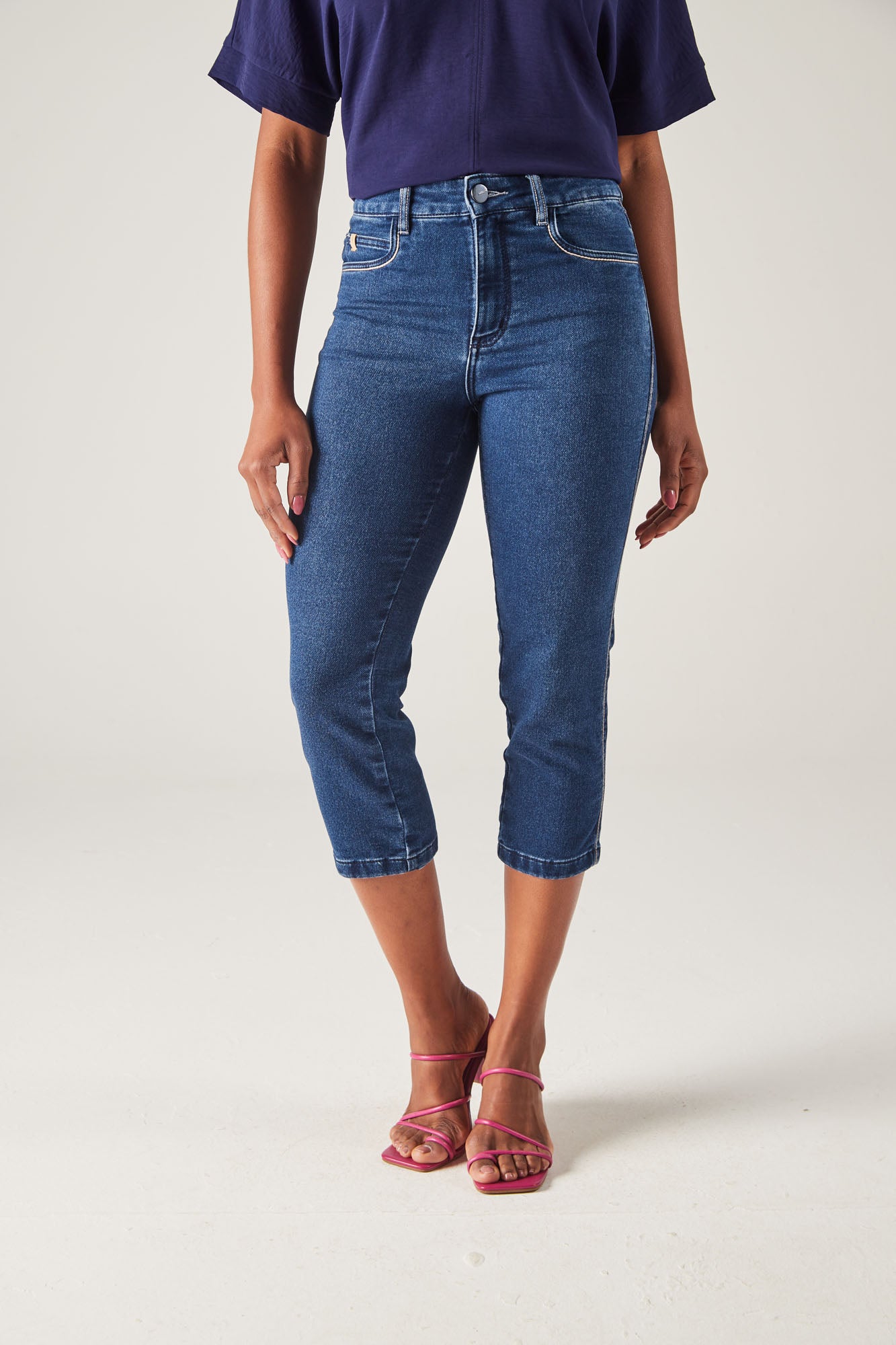 calça jeans malha cropped cintura intermediária com pespontos areia