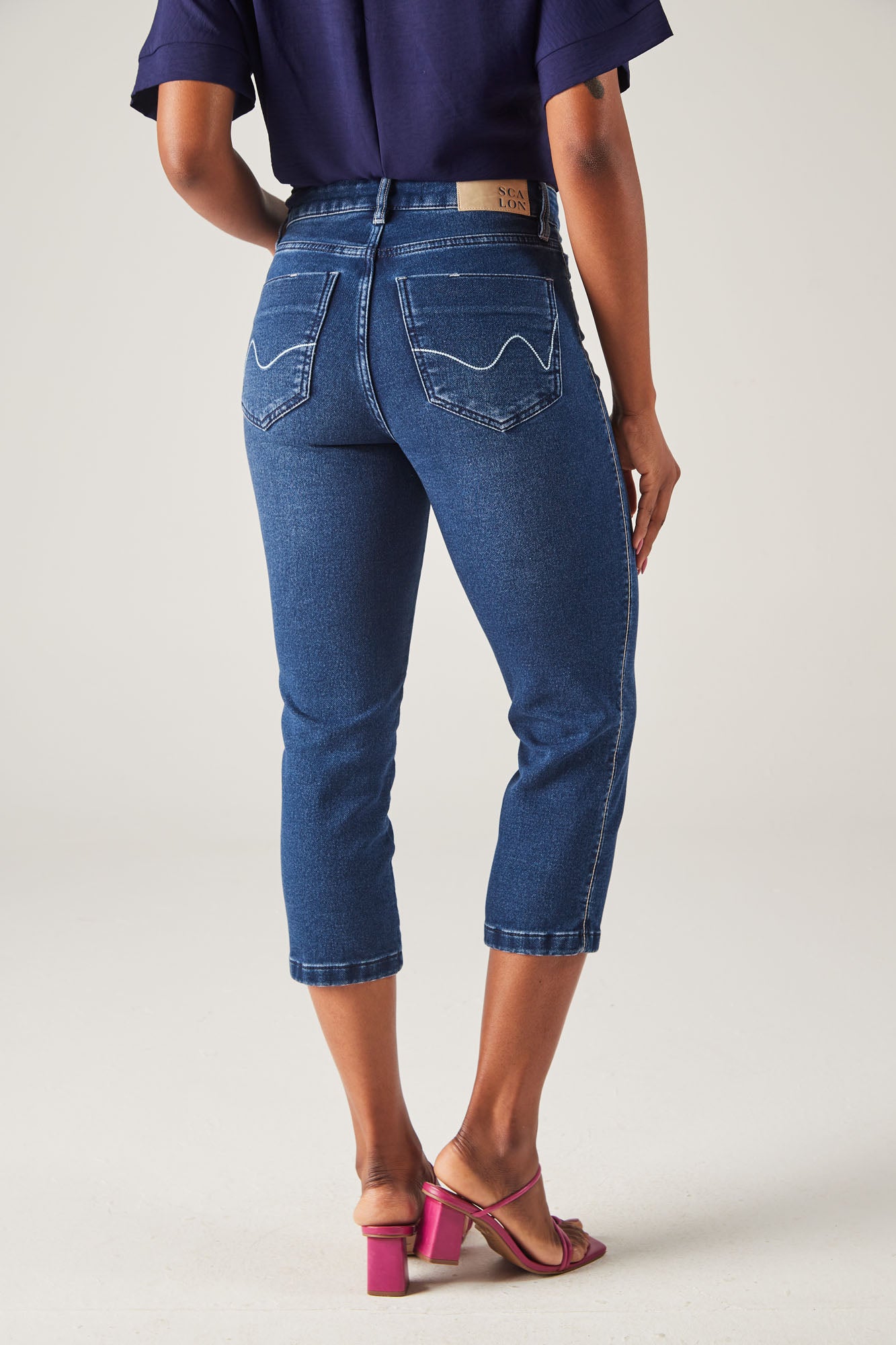 calça jeans malha cropped cintura intermediária com pespontos areia