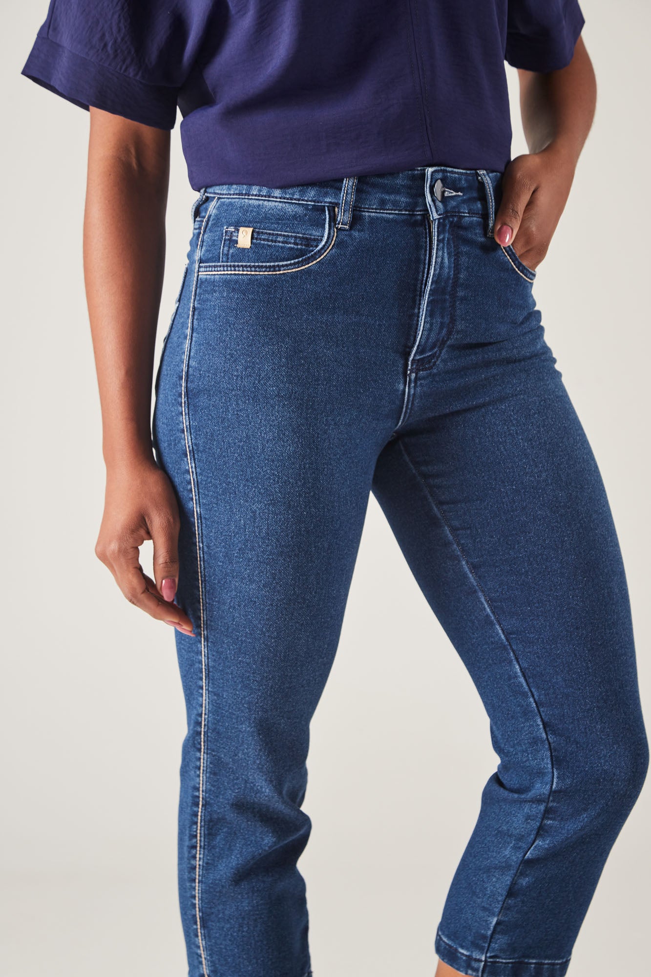calça jeans malha cropped cintura intermediária com pespontos areia
