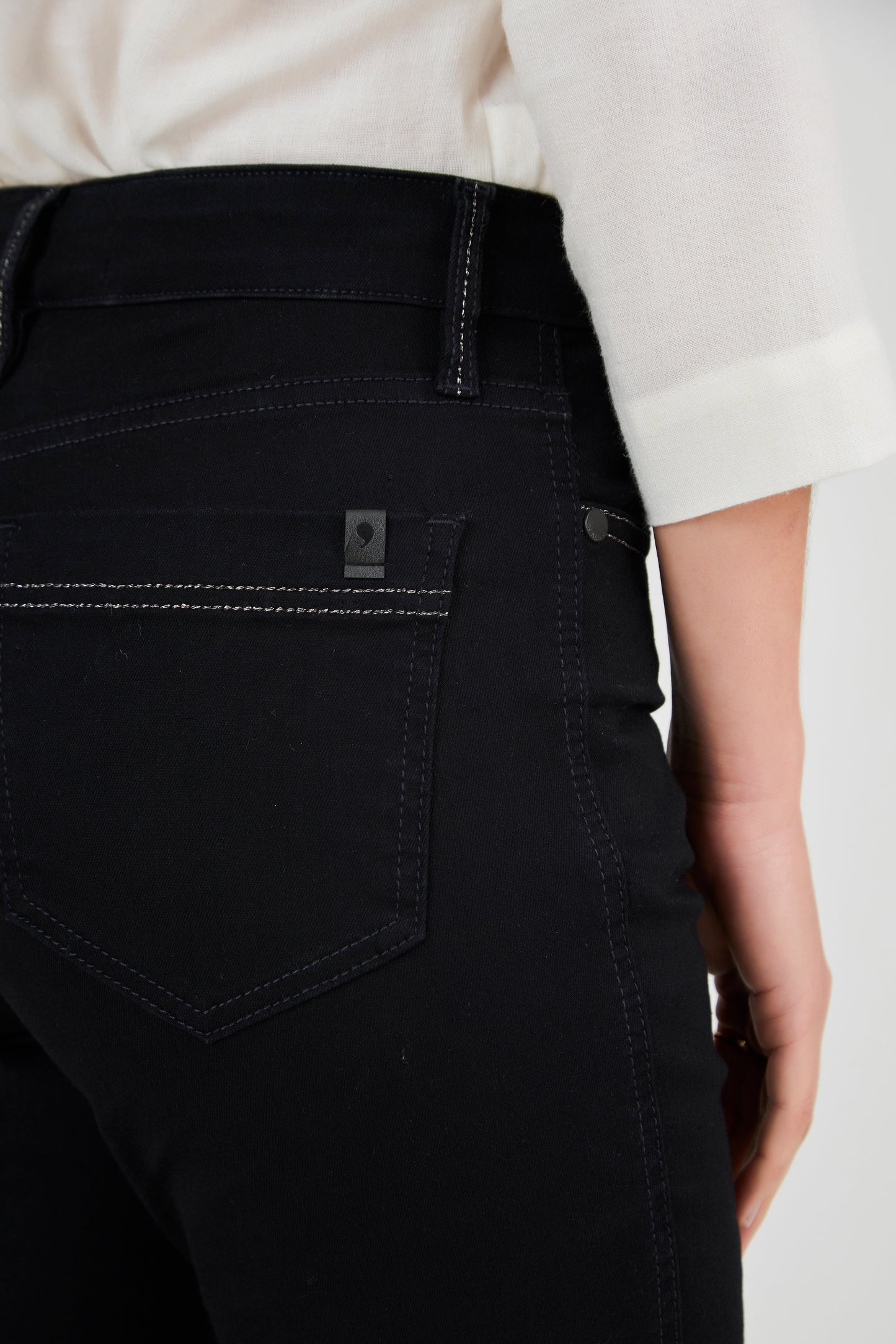 calça jeans black cropped cintura intermediária detalhes metalizado