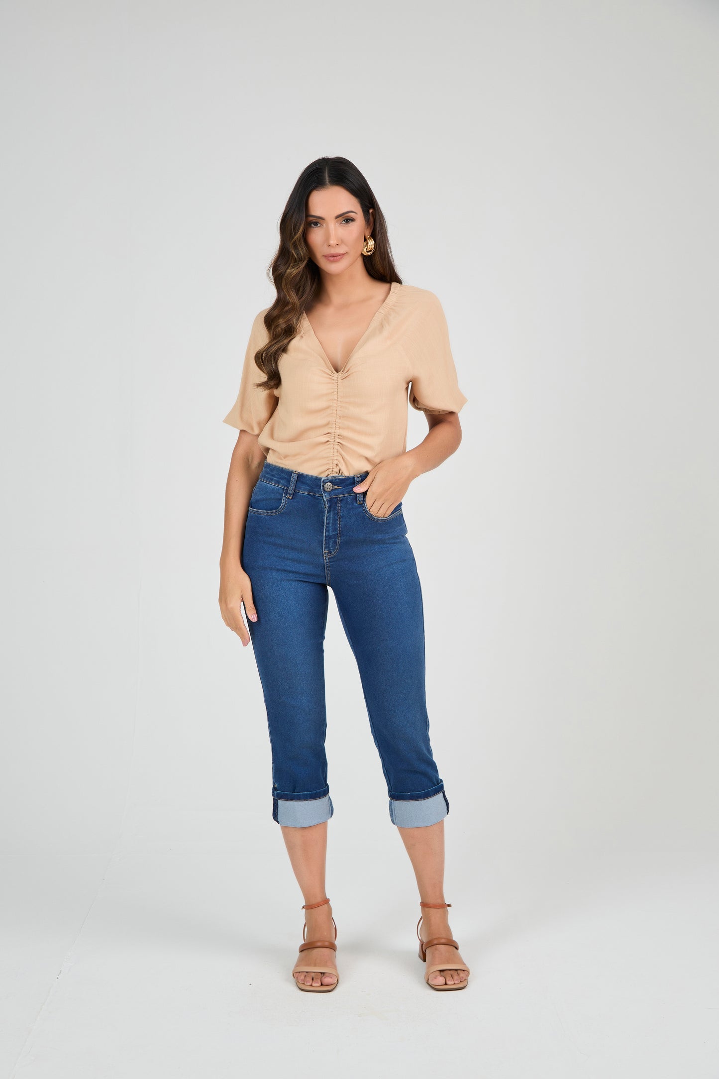 calça jeans cropped cintura intermediria com detalhe na barra