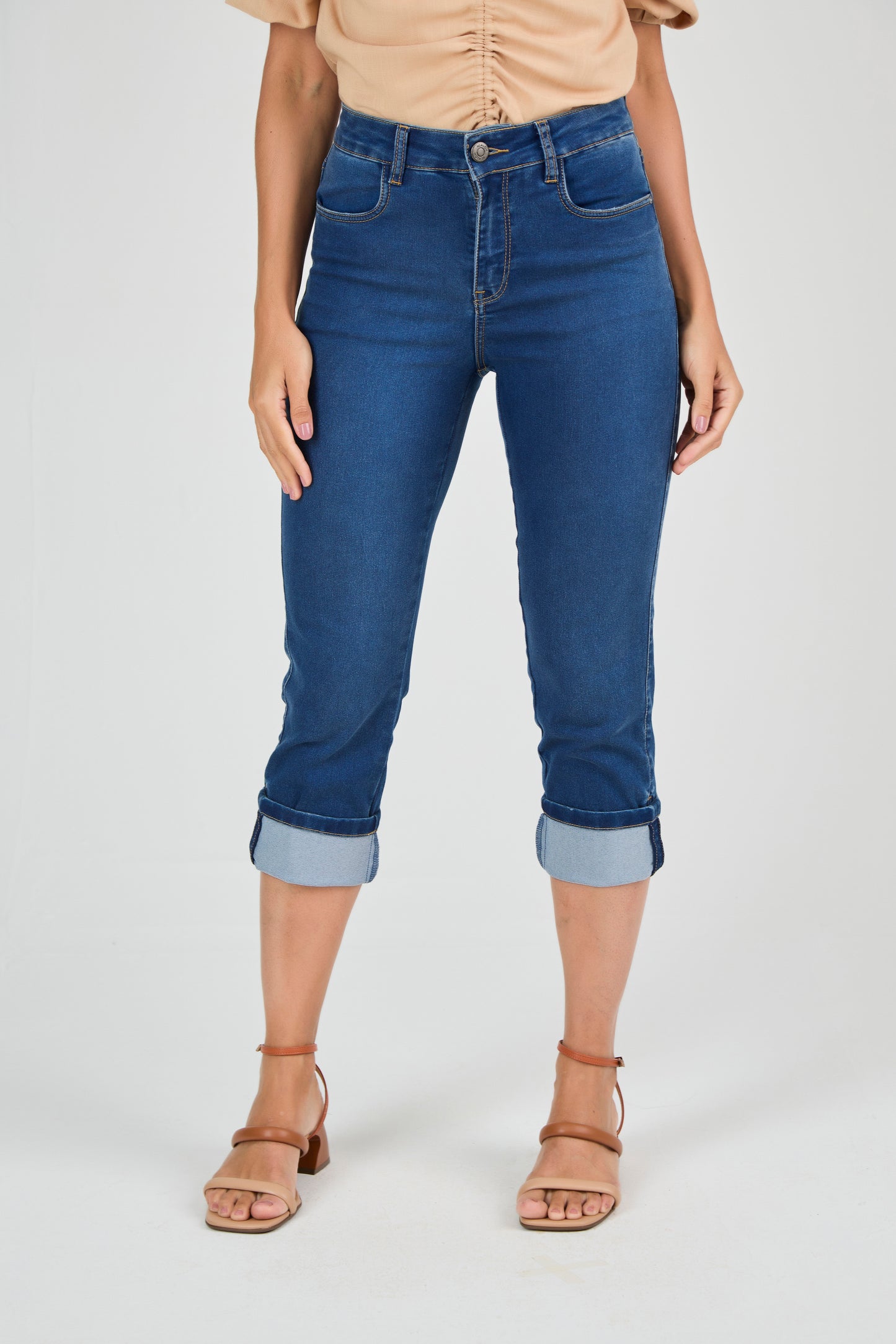 calça jeans cropped cintura intermediria com detalhe na barra