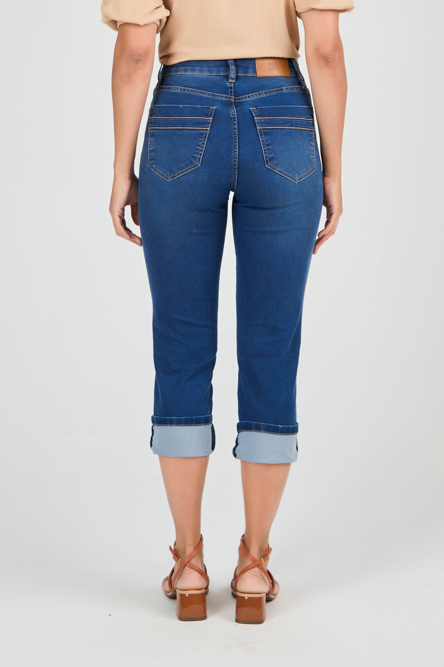 calça jeans cropped cintura intermediria com detalhe na barra
