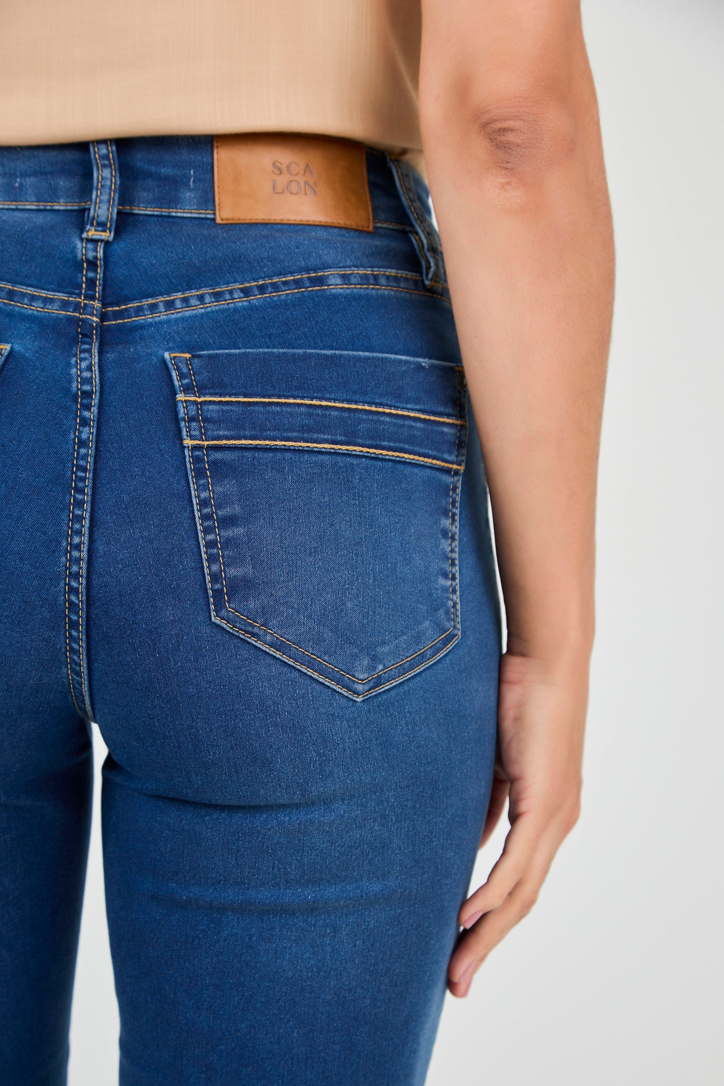 calça jeans cropped cintura intermediria com detalhe na barra