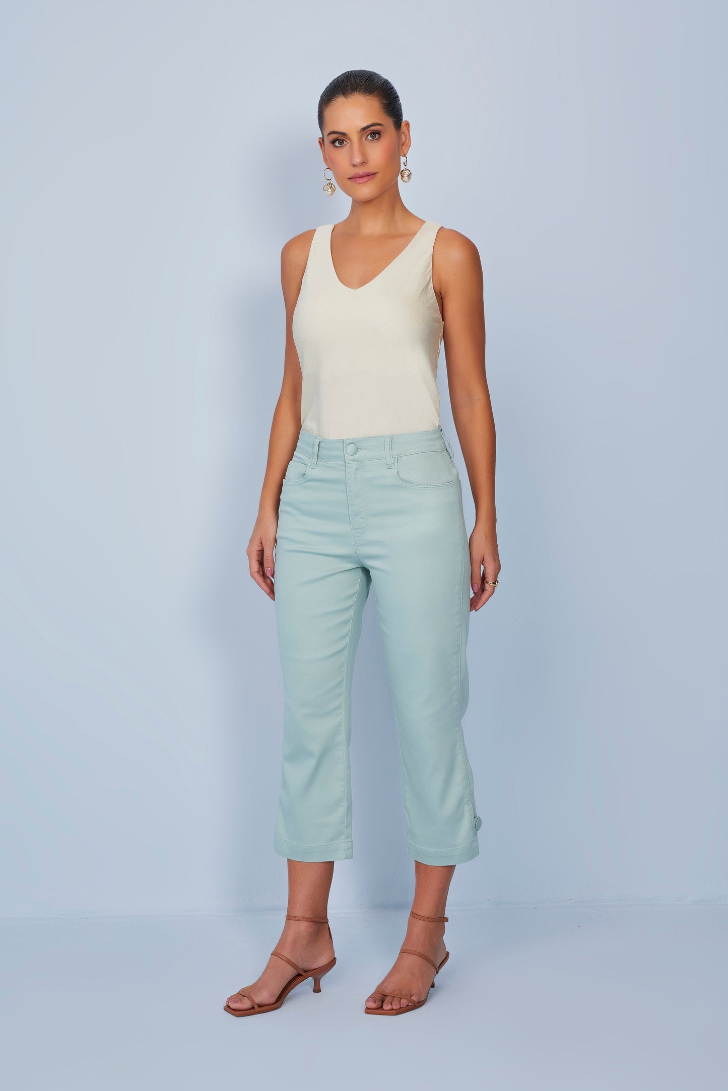 calça sarja color cropped cintura intermediária com martingale