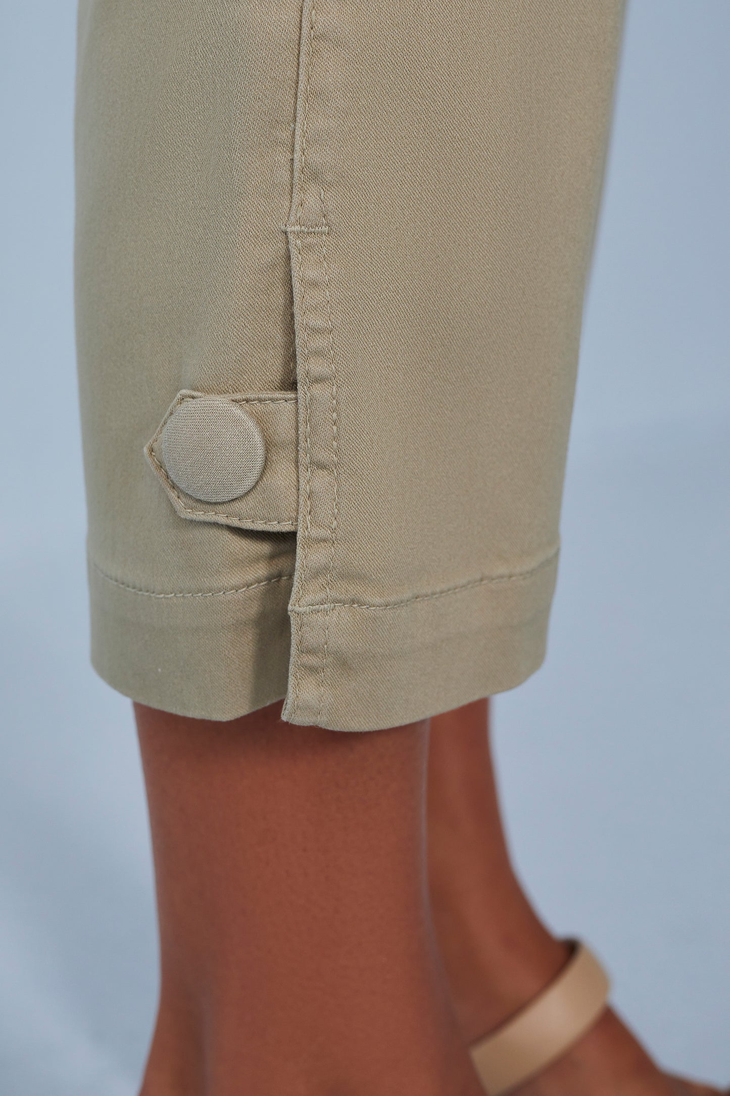 calça sarja color cropped cintura intermediária com martingale