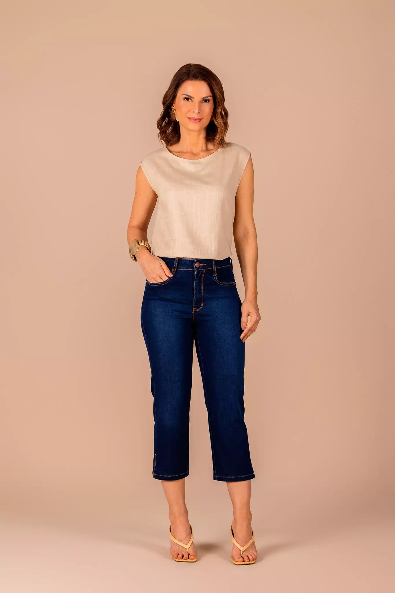 calça jeans cropped cintura intermediária com abertura na barra