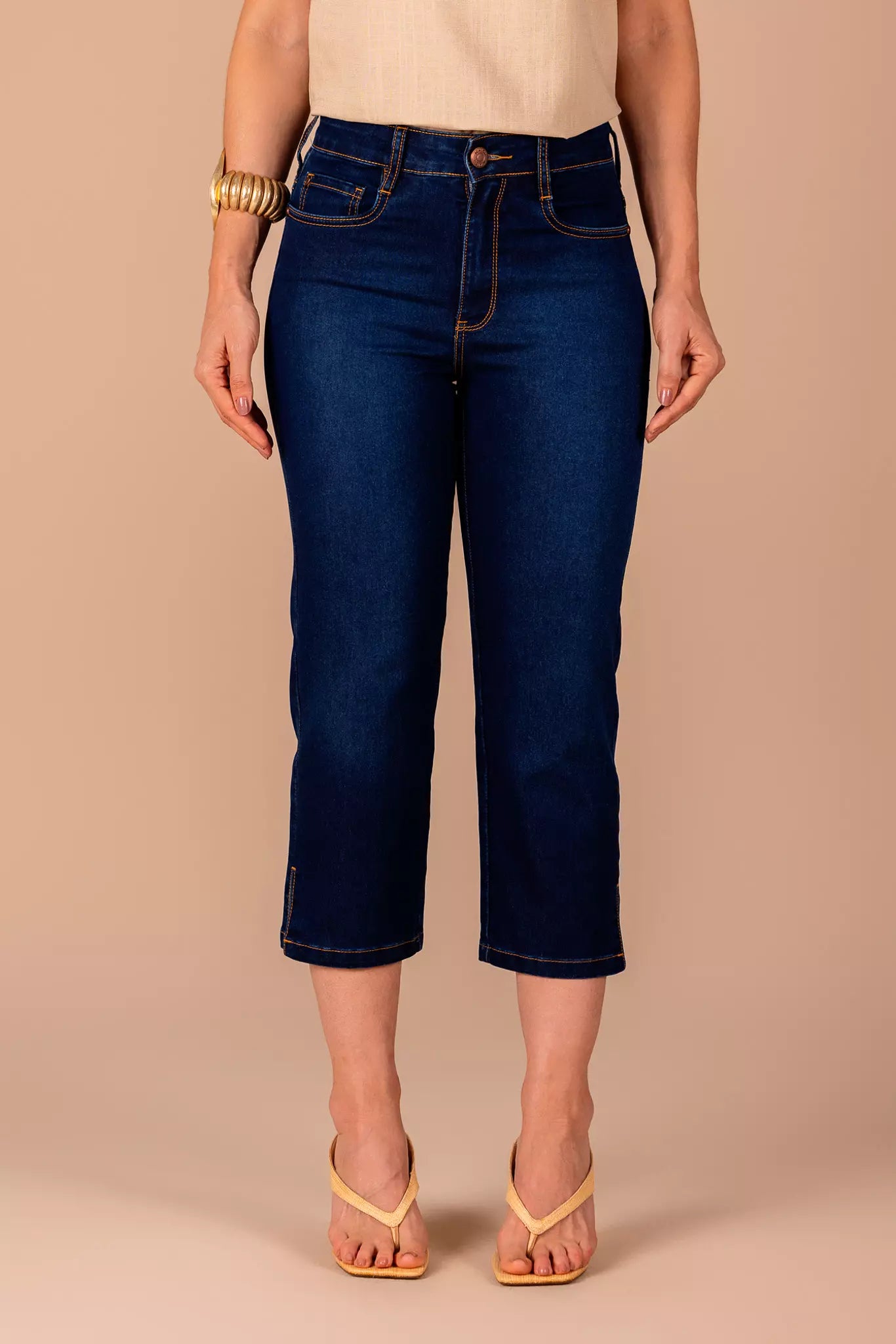 calça jeans cropped cintura intermediária com abertura na barra