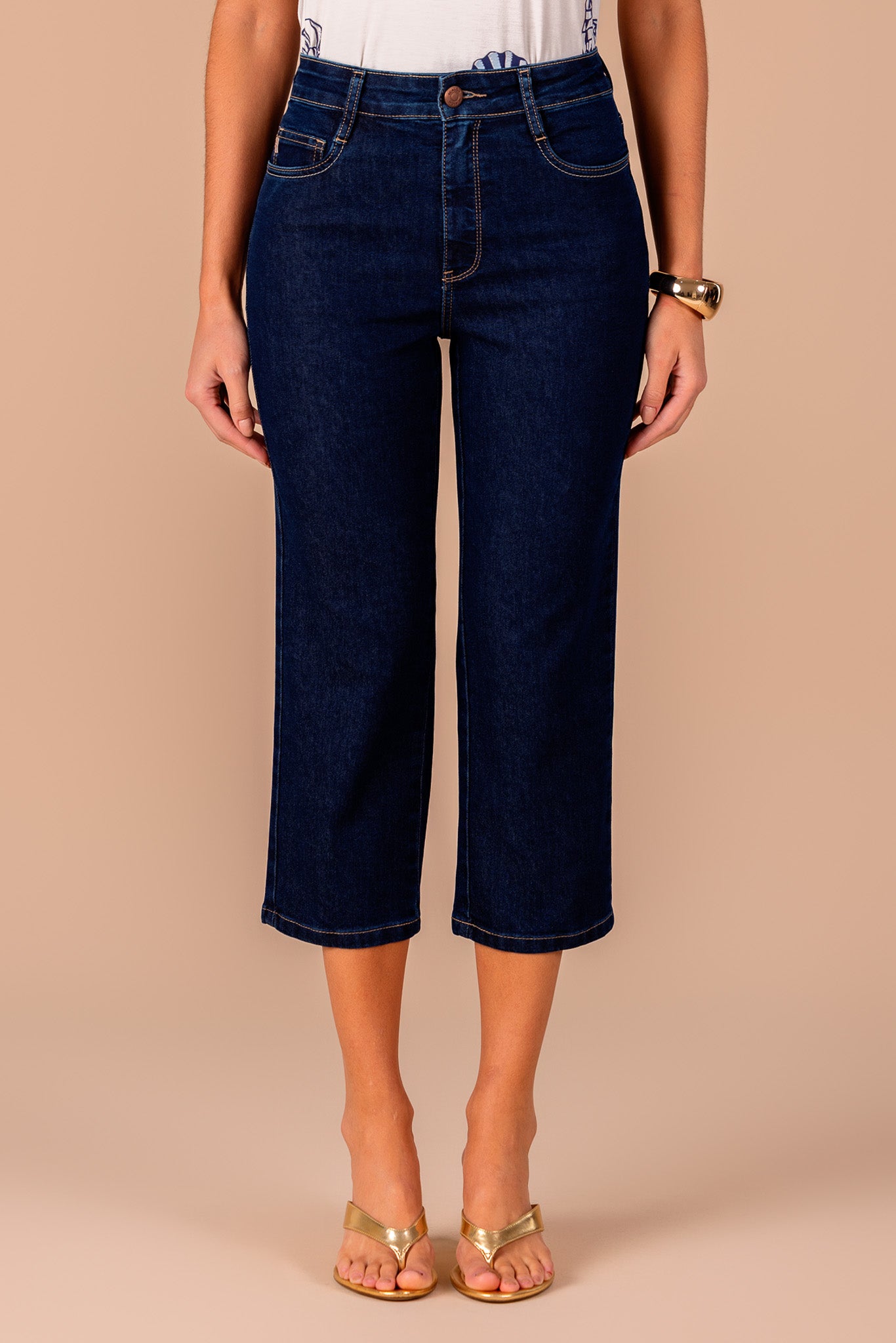 calça jeans cropped cintura intermediária com pespontos