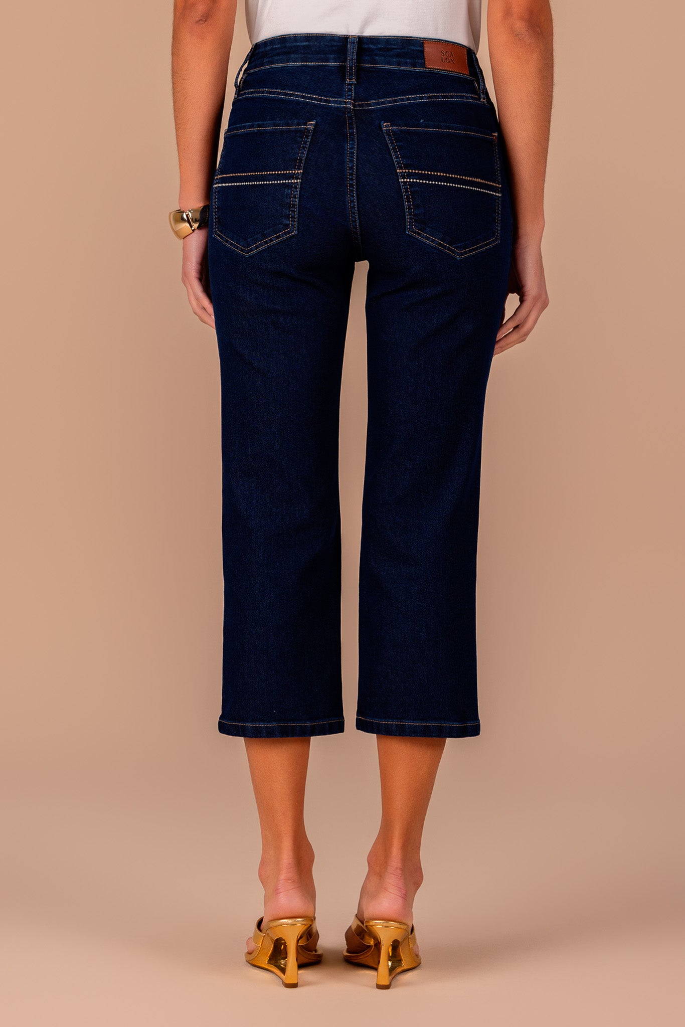 calça jeans cropped cintura intermediária com pespontos