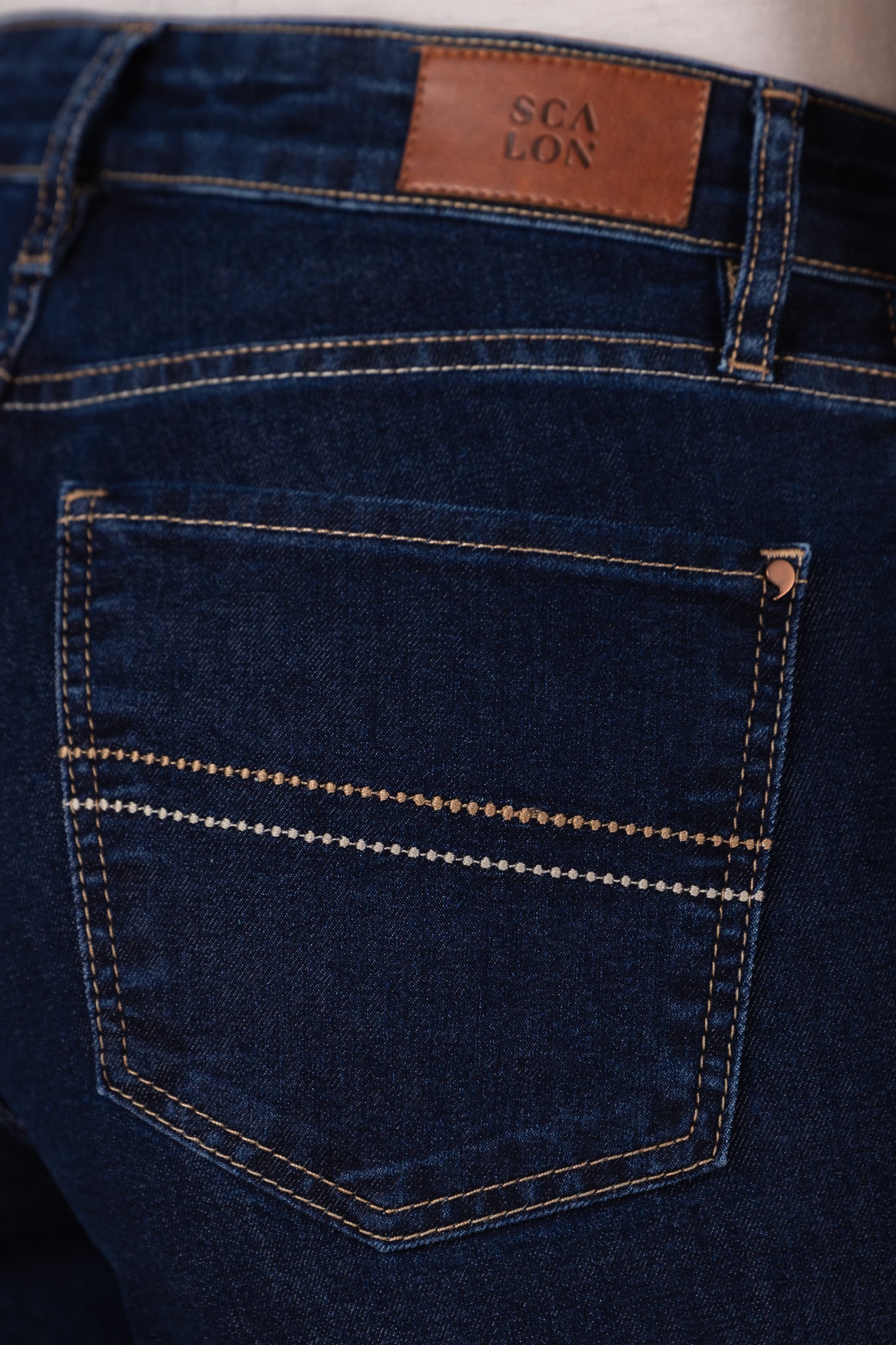 calça jeans cropped cintura intermediária com pespontos