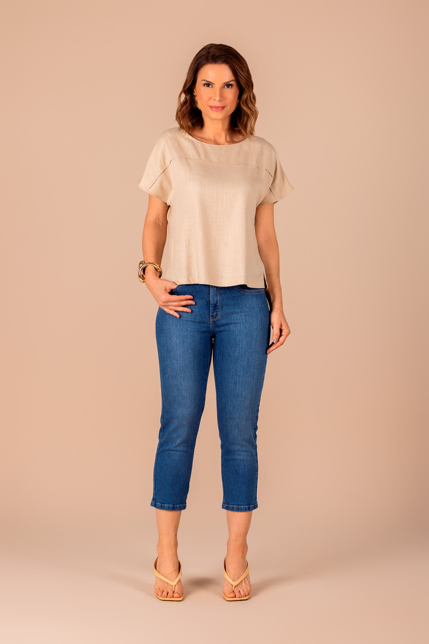 calça jeans cropped cintura intermediária com bordado