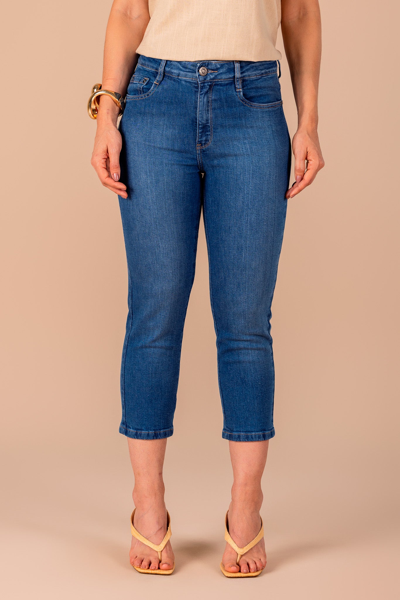 calça jeans cropped cintura intermediária com bordado