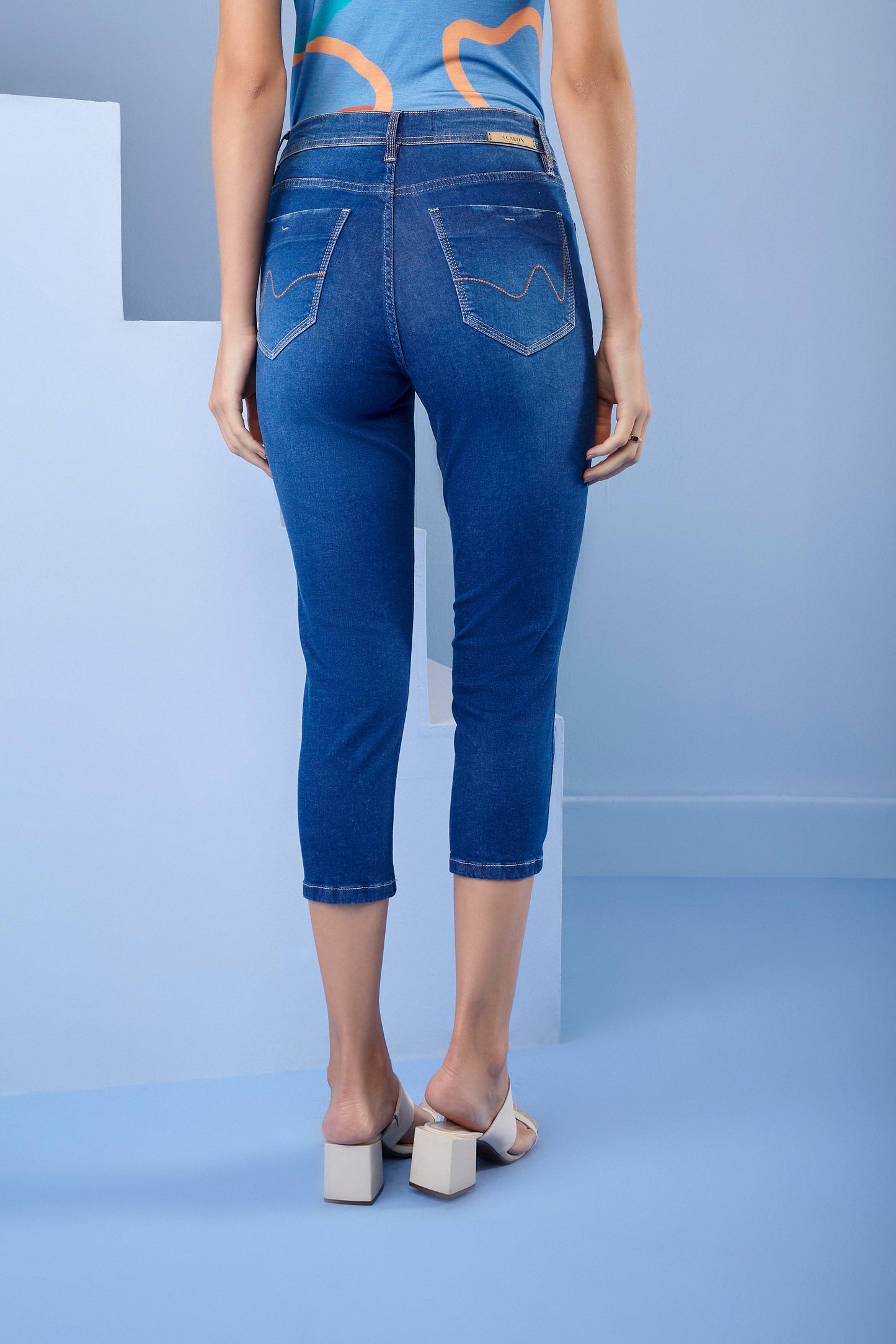 calça jeans cropped cintura intermediária com pesponto ocre