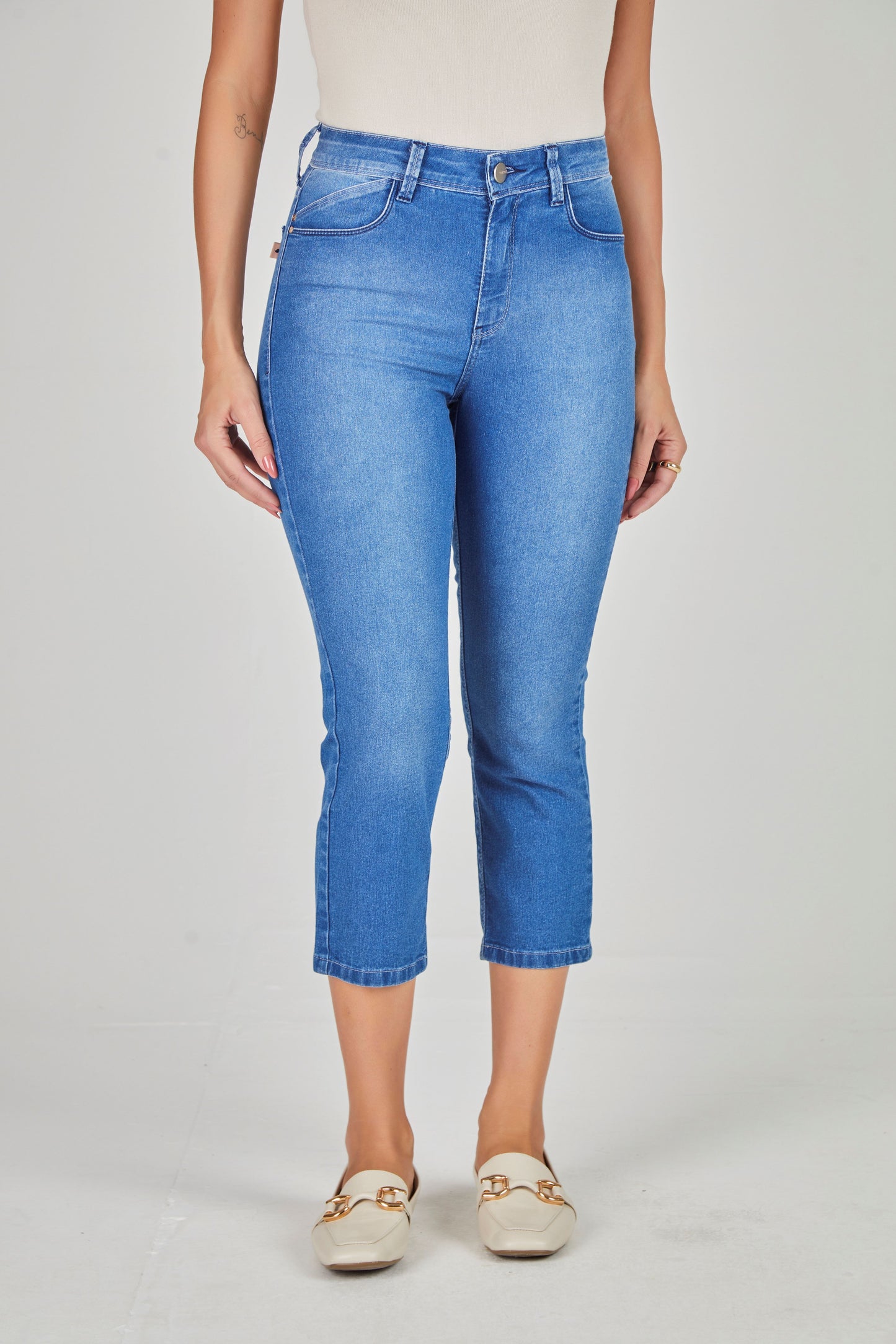 calça jeans cropped cintura intermediária