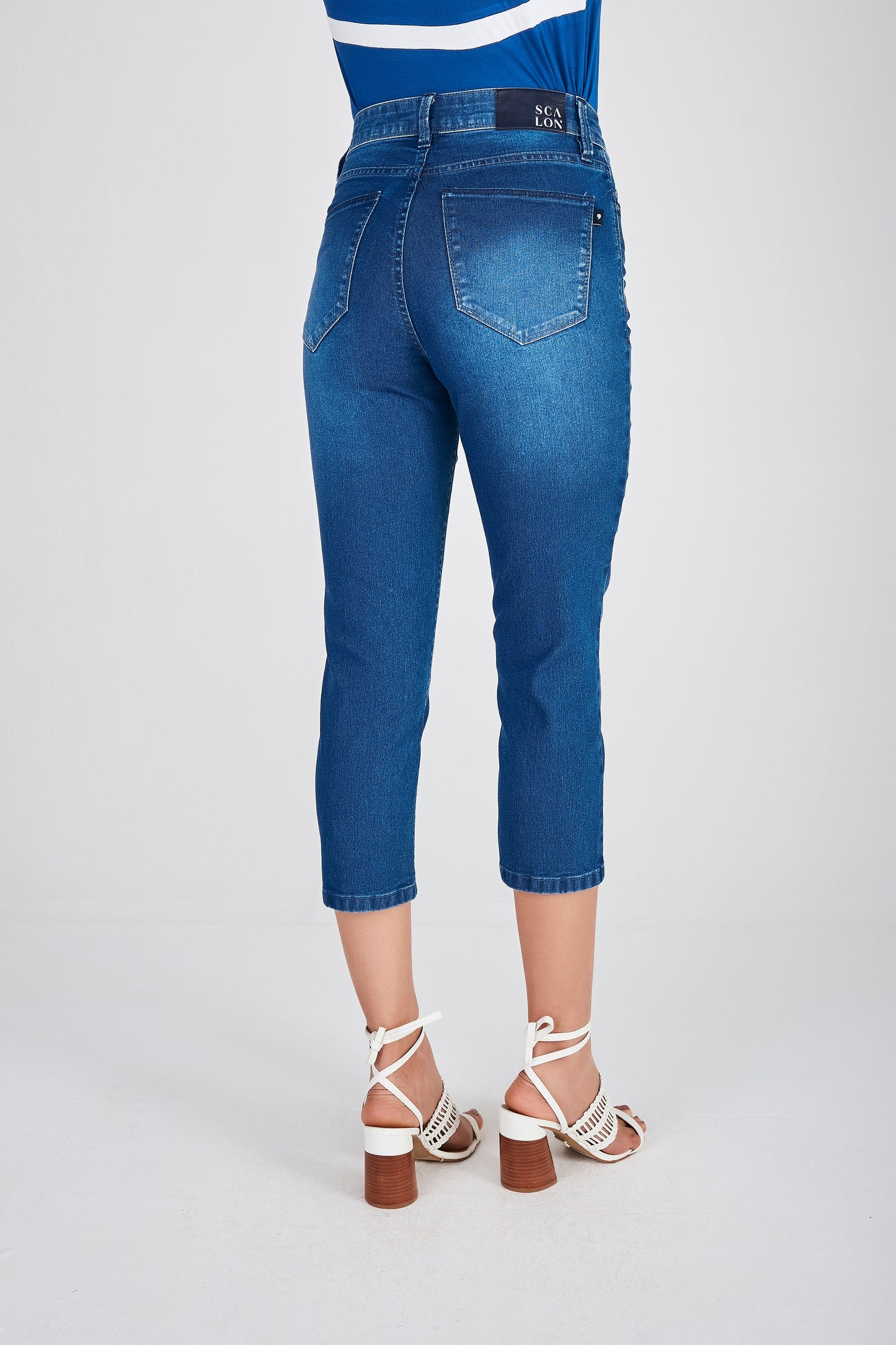 calça jeans cropped cintura intermediária