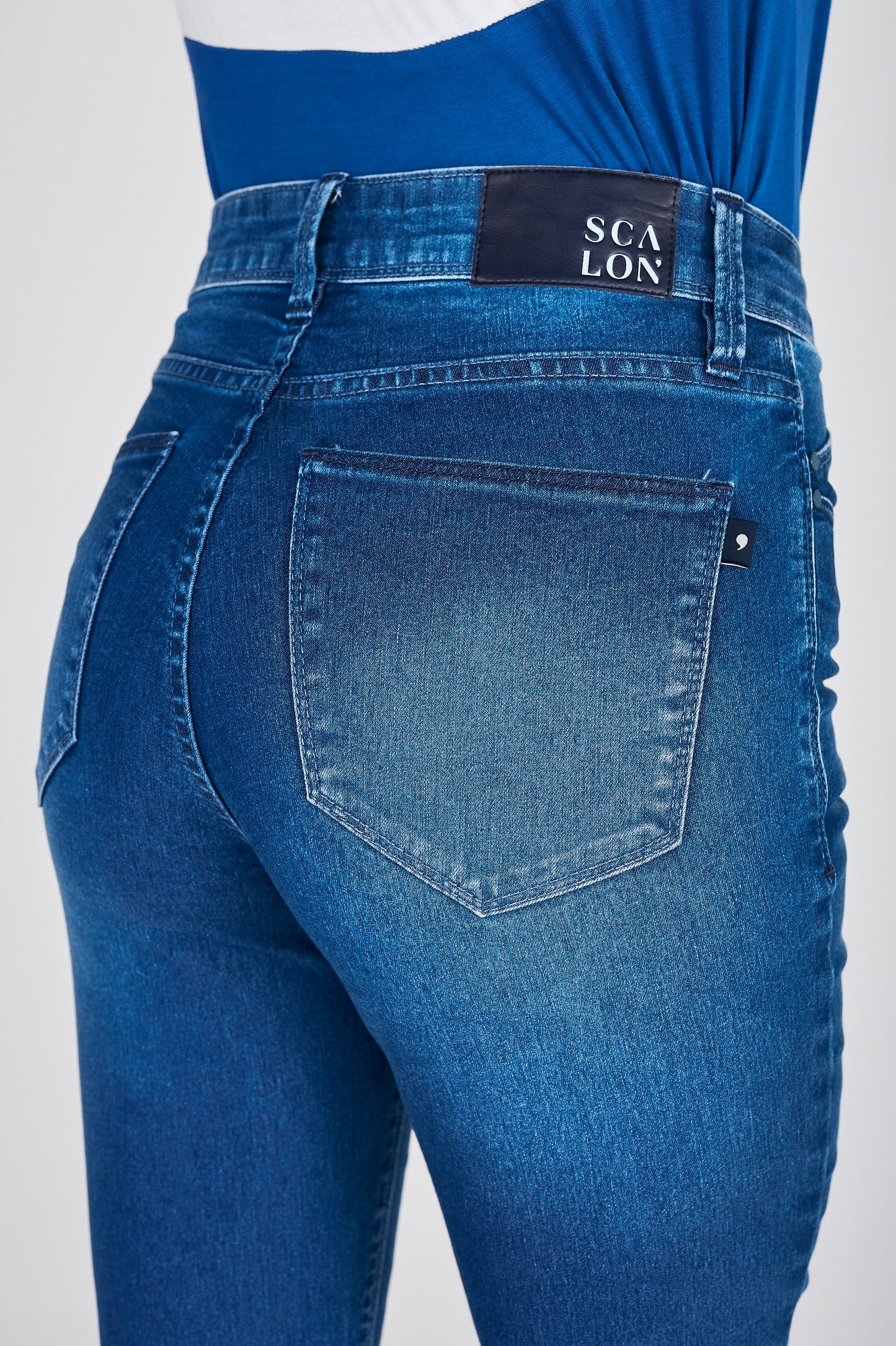 calça jeans cropped cintura intermediária