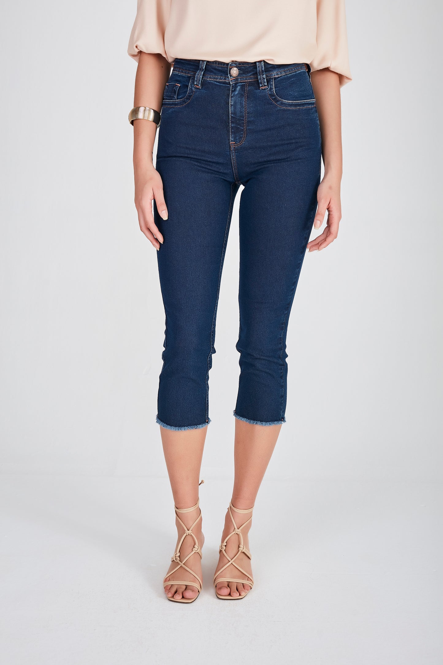 calça jeans cropped cintura intermediária detalhes pesponto