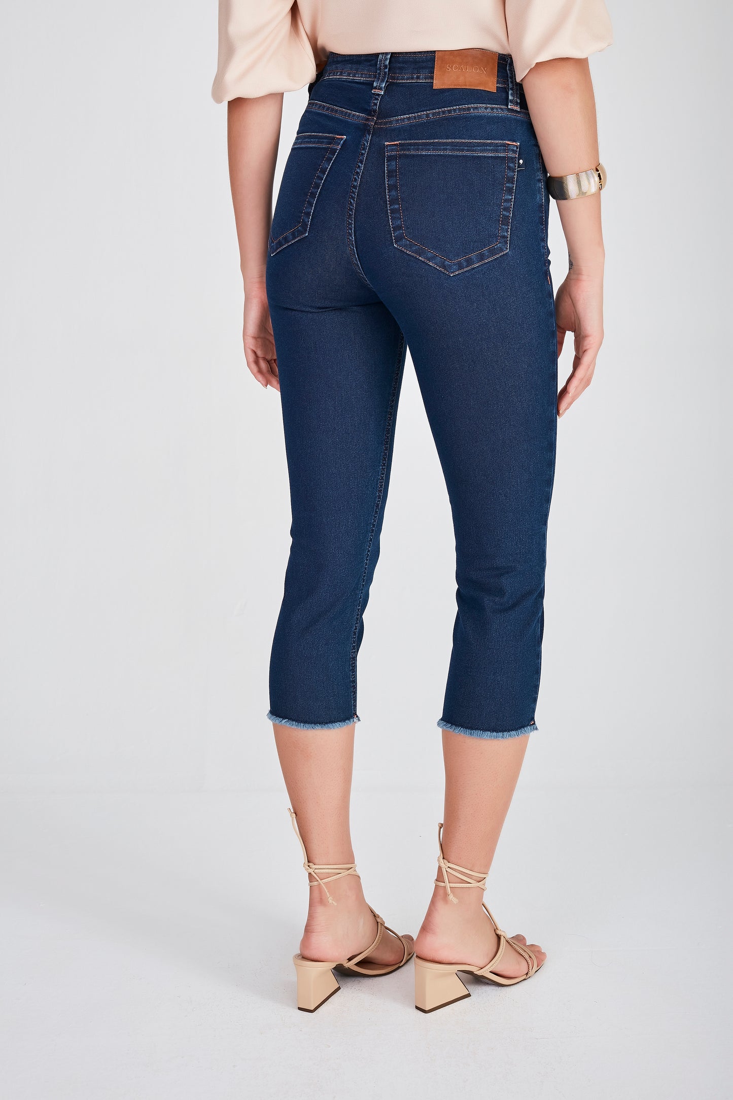 calça jeans cropped cintura intermediária detalhes pesponto
