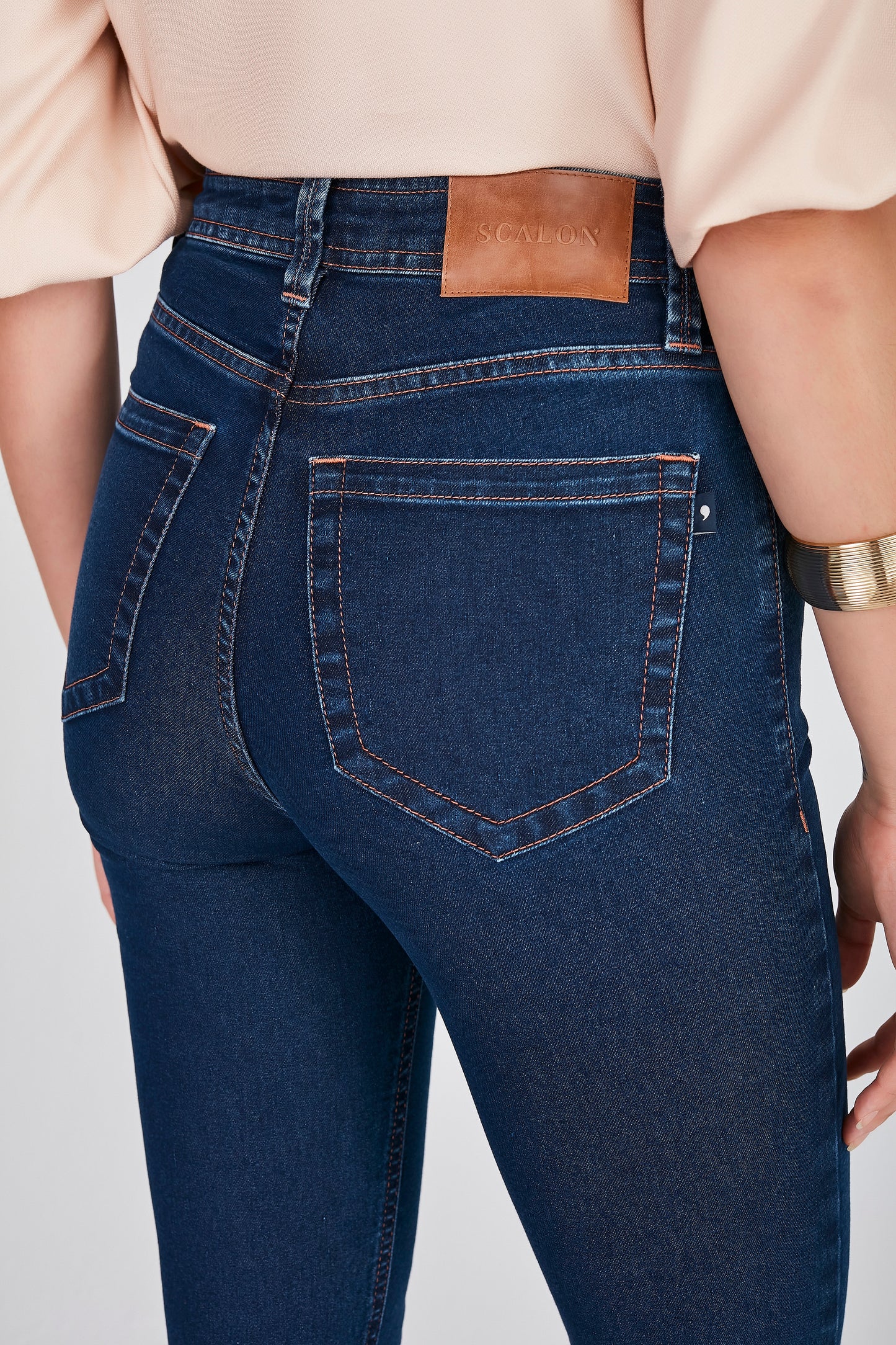 calça jeans cropped cintura intermediária detalhes pesponto