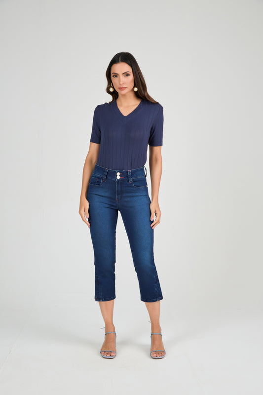 calça jeans cropped cintura intermediária com detalhes nos bolsos traseiros