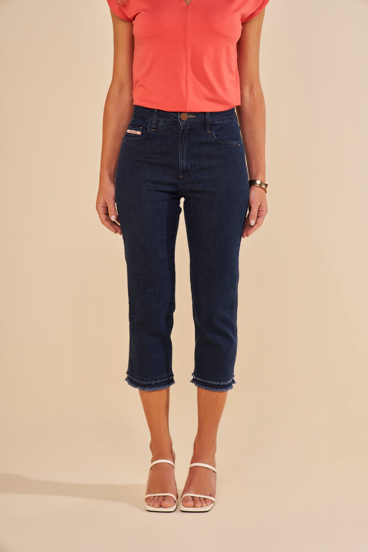 calça jeans cropped cintura intermediária com barra desfiada